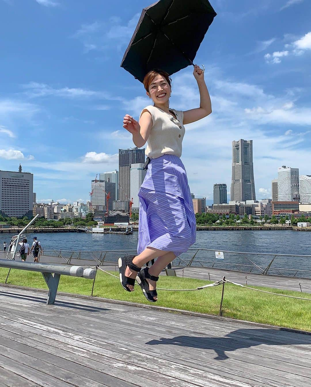 佐藤美樹さんのインスタグラム写真 - (佐藤美樹Instagram)「. . 残暑が厳しい日もありますが、 夕方の空気には ほんのり秋の香りも混じってきました🍁 . . ロケやイベントなど、変わらずに楽しく取り組もうという気持ちでおりますが、 やっぱり気が抜けない所も多いですね。 皆さんはいかがお過ごしですか？ . . . 集中豪雨による災害やコロナ関連のニュースなど複雑な思いもあります。 伝える立場としては、出来ることを地道に続けていくことを大切にしています。 . .  頑張り続けている自分自身を褒めてあげて下さいね。 息抜きもしながら過ごしましょう♩ .  . . 衣装提供👗skirt @edist.closet  . . *-*-*-*-*-*-*-*-*-*-*-*-*-*-*-*-*-*-* #ハマナビ  #ポートレート  #カフェ  #喫茶店  #大桟橋  #みなとみらい  #カメラ  #フィルター越しの私の世界  #今回はどれがお好みですか #撮影  #撮影スポット  #レトロ  #ヘアメイク  #ootd  #被写体  #フリーアナウンサー  #女子アナ  #佐藤美樹  #instagood」8月22日 17時14分 - satomiki0224