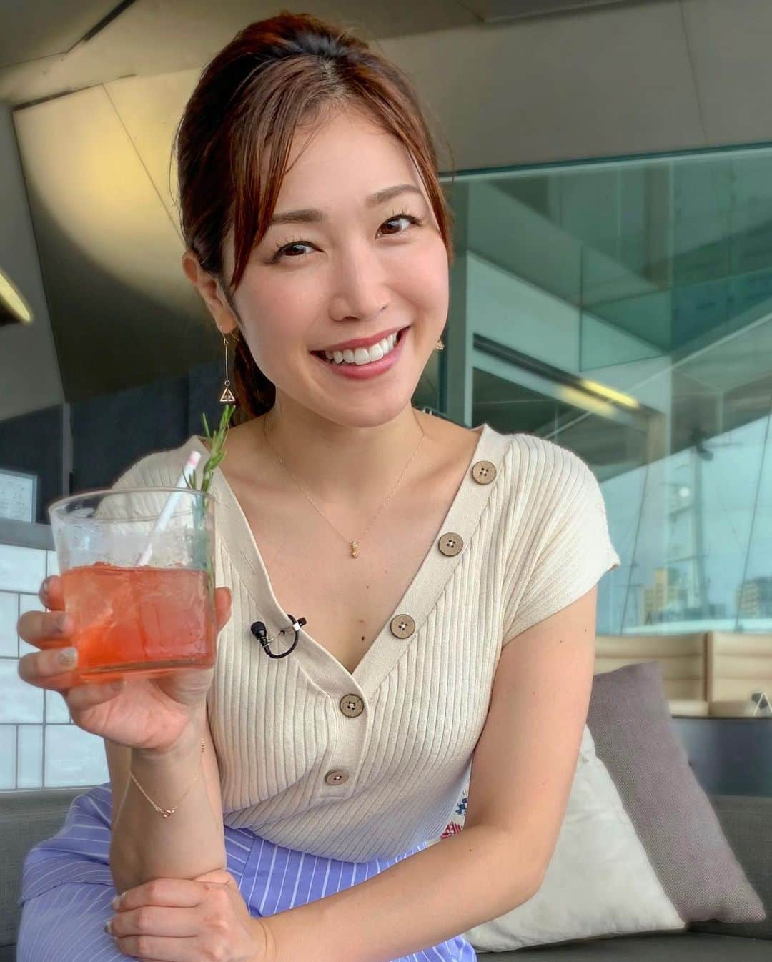 佐藤美樹さんのインスタグラム写真 - (佐藤美樹Instagram)「. . 残暑が厳しい日もありますが、 夕方の空気には ほんのり秋の香りも混じってきました🍁 . . ロケやイベントなど、変わらずに楽しく取り組もうという気持ちでおりますが、 やっぱり気が抜けない所も多いですね。 皆さんはいかがお過ごしですか？ . . . 集中豪雨による災害やコロナ関連のニュースなど複雑な思いもあります。 伝える立場としては、出来ることを地道に続けていくことを大切にしています。 . .  頑張り続けている自分自身を褒めてあげて下さいね。 息抜きもしながら過ごしましょう♩ .  . . 衣装提供👗skirt @edist.closet  . . *-*-*-*-*-*-*-*-*-*-*-*-*-*-*-*-*-*-* #ハマナビ  #ポートレート  #カフェ  #喫茶店  #大桟橋  #みなとみらい  #カメラ  #フィルター越しの私の世界  #今回はどれがお好みですか #撮影  #撮影スポット  #レトロ  #ヘアメイク  #ootd  #被写体  #フリーアナウンサー  #女子アナ  #佐藤美樹  #instagood」8月22日 17時14分 - satomiki0224