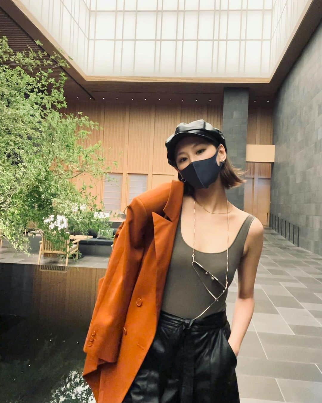 西内まりやさんのインスタグラム写真 - (西内まりやInstagram)「最近の私服〜 天気が悪い日は少し秋を先取りして薄手のアウターと、ヒールがキラキラと光に反射する @ferragamo の靴で足元からワクワクした気分にさせてます☺️  #Ferragamo  #FerragamoLetsDance #フェラガモ」8月22日 17時12分 - mariya_nishiuchi_official