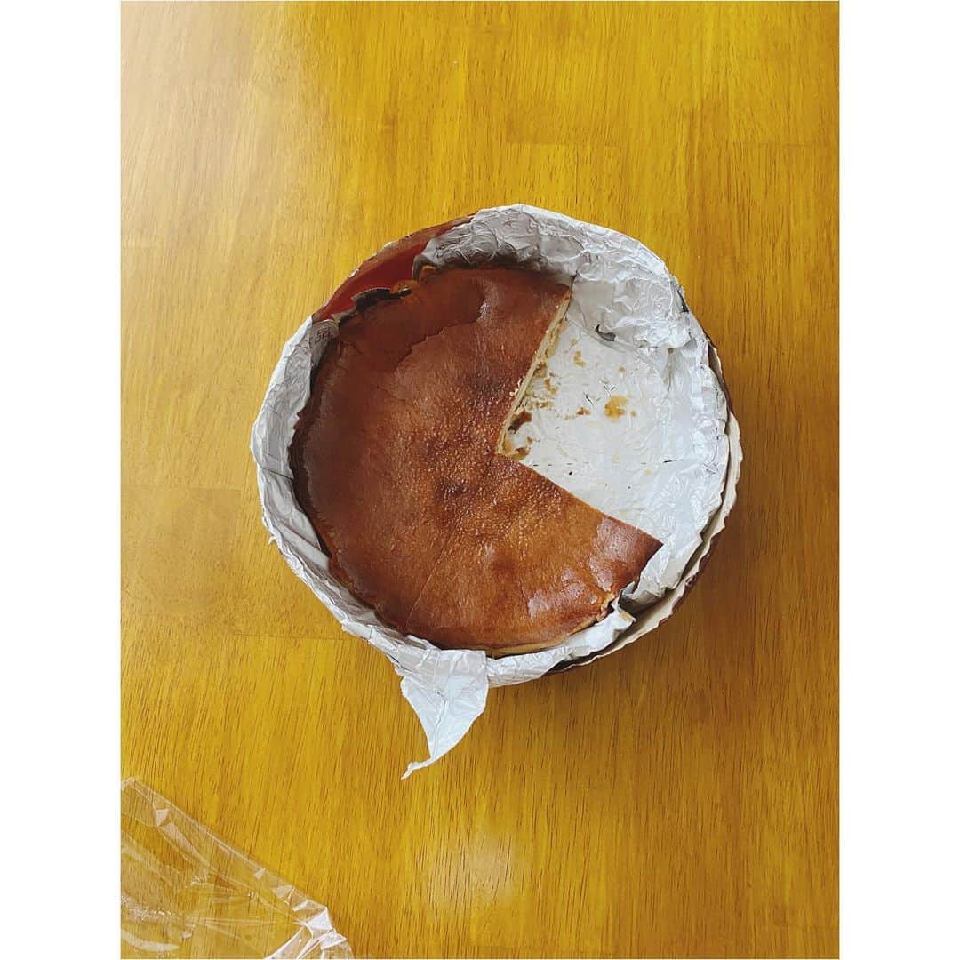 麻尋えりかさんのインスタグラム写真 - (麻尋えりかInstagram)「実験的レシピで大成功したチーズケーキのおはなし  冷蔵庫を開けたらクリームチーズが少ししか残っていなくて でもどうしてもチーズケーキが食べたくて  固形チーズを牛乳とカスピ海ヨーグルトで少しずつ溶かして クリームチーズ風にしてみたのだけれど これがなかなか美味しかった  少し前に豆腐白玉にハマりよく作っていたのだけれど その時黒蜜用に買っておいた黒糖も余っていたので お砂糖のかわりに黒糖を  固形チーズは所々形が残っていたのだけれど それが型底に敷き詰めたバタークッキーと良い感じに溶け合って 口溶け滑らかで美味しい  レシピ通りに作るのが一番正確だし美味しいと思うのだけれど 個人的にこれまで作ったケーキの中では1番満足できるケーキになった気がしている  頻繁にスーパーに行けないから なかなか材料揃わないけど こういう実験レシピもたまに良いね◎  4分の1、ひとりで食べました 幸せな日曜日 さて夜ご飯の支度します 明日も素敵な1日を♪  #チーズケーキ#実験レシピ#アレンジレシピ#おやつ#お家時間を楽しむ#主婦の日常#お家カフェ#お家時間の過ごし方#基本食べてばかり#お菓子作り#ケーキ作り」8月22日 17時17分 - mahiroerika