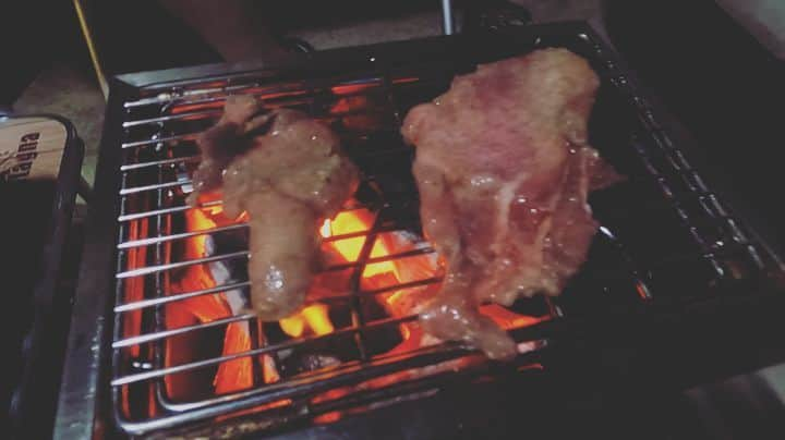 上中丈弥のインスタグラム：「幼馴染とBBQ 夏の思い出。 油っぽい肉が重たく感じます。」