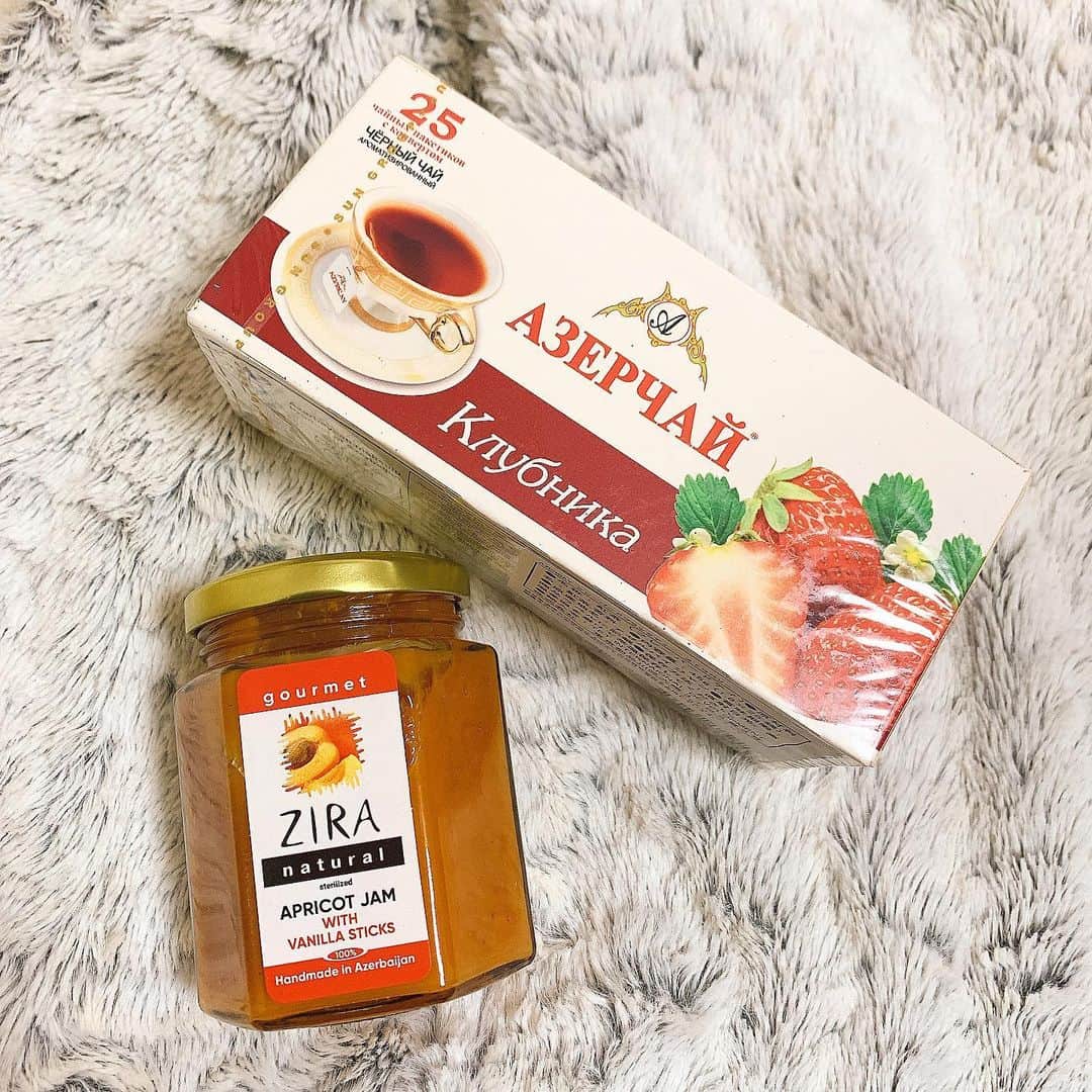小泉遥のインスタグラム：「. . ZIRA Natural and gourmetの アプリコットジャムといちご紅茶🍓 . ちょっとしたティータイムで 紅茶とヨーグルトにジャムの組み合わせは最強ですな✌︎ フルーティーな香りがたまらない☺️ ⁡. @azer_table  #azerbaijanitable #アゼルバイジャン #手作りジャム #お取り寄せスイーツ #オーガニックライフ #アプリコットジャム」