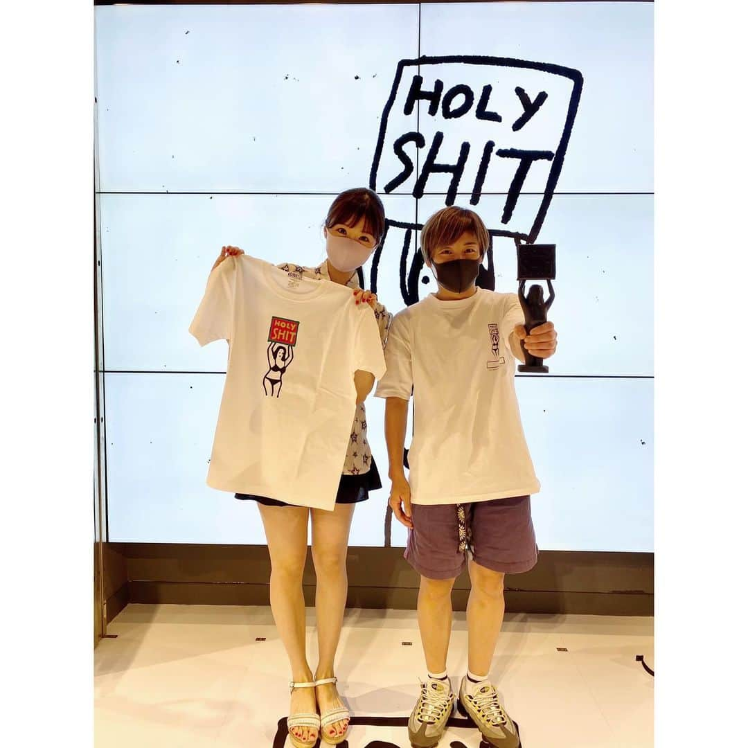 川村那月さんのインスタグラム写真 - (川村那月Instagram)「朱加さんと一緒に「HOLY SHIT」さんのポップアップストアにお邪魔してきました☺️🙏✨  新作も可愛いデザインが沢山🤤  気が付いたら1時間くらい悩んでしまいました！！笑  ポップアップ限定販売のTシャツと、ずっと狙っていたHOLYちゃんのポーチをゲットしました😏💕  朱加さんにも少し久しぶりに会えて嬉しかったです✨  HOLY SHITのポップアップは、新宿伊勢丹の「メンズ館 6階」にて8月24日まで開催しているとのこと😉☀️  気になる方は是非覗いてみて下さい♪  #HOLYSHIT さん #KAMINOGE #浜崎朱加 選手 #fashion #ポップアップストア #格闘技 #MMA #RIZIN #川村那月 #HOLYちゃんらぶ🤍」8月22日 17時45分 - kawamura_natsuki317