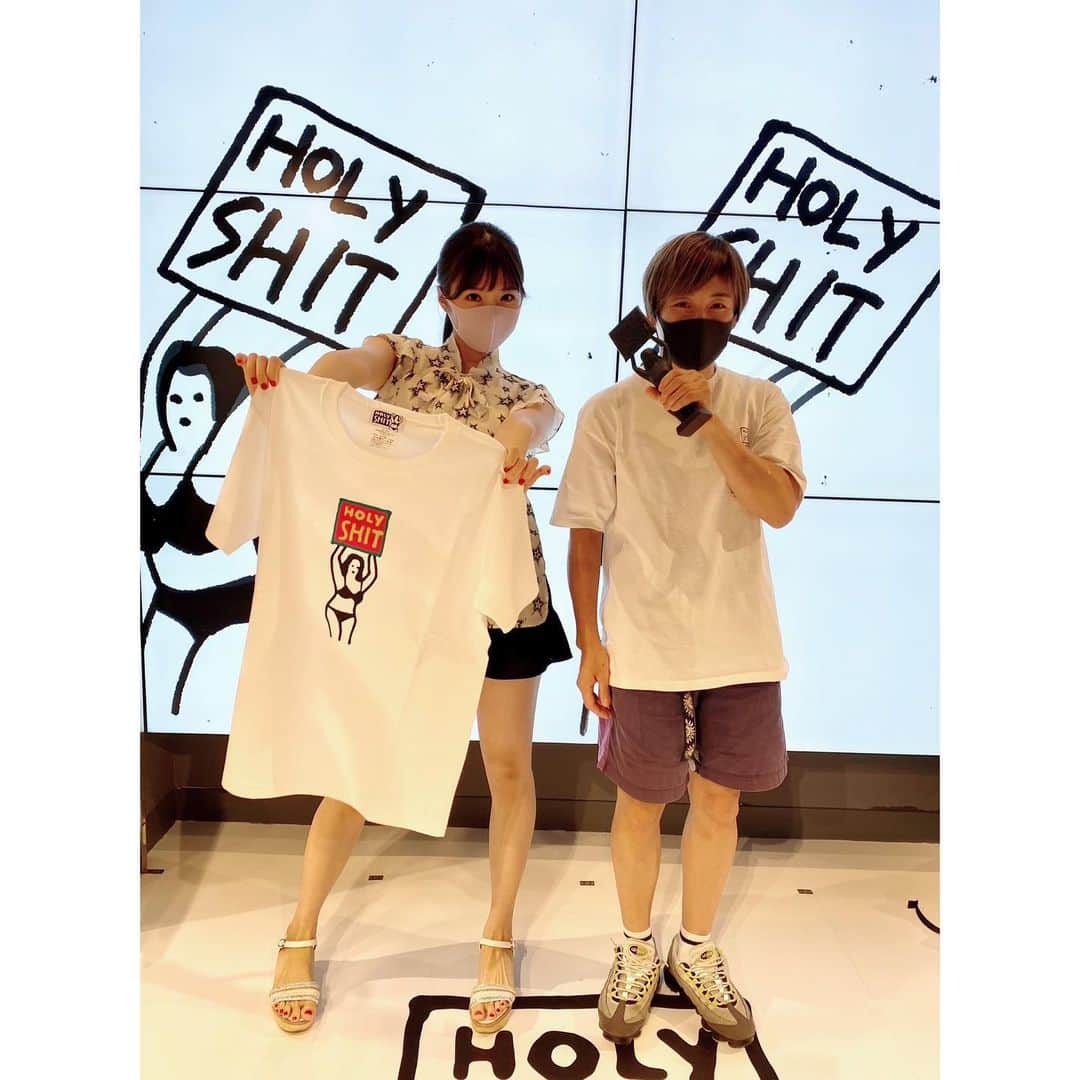 川村那月さんのインスタグラム写真 - (川村那月Instagram)「朱加さんと一緒に「HOLY SHIT」さんのポップアップストアにお邪魔してきました☺️🙏✨  新作も可愛いデザインが沢山🤤  気が付いたら1時間くらい悩んでしまいました！！笑  ポップアップ限定販売のTシャツと、ずっと狙っていたHOLYちゃんのポーチをゲットしました😏💕  朱加さんにも少し久しぶりに会えて嬉しかったです✨  HOLY SHITのポップアップは、新宿伊勢丹の「メンズ館 6階」にて8月24日まで開催しているとのこと😉☀️  気になる方は是非覗いてみて下さい♪  #HOLYSHIT さん #KAMINOGE #浜崎朱加 選手 #fashion #ポップアップストア #格闘技 #MMA #RIZIN #川村那月 #HOLYちゃんらぶ🤍」8月22日 17時45分 - kawamura_natsuki317