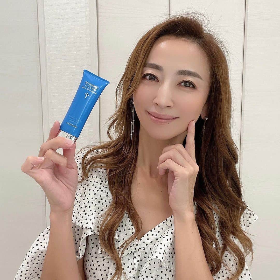 のインスタグラム：「最近シミが気になり出したので、薬用美白 オールインワンゲル「ビハククリア」を使い出したよ♡  ビハククリアは薬用美白エキス プラセンタが メラニンの生成を抑制してくれ、保湿成分の トリプルヒアルロン酸やトレハロース、 セラミド配合でお肌の潤いを守ってくれます😊  さらに水溶性コラーゲンも配合されているから 美白や保湿をしながらエイジングケアもできる💕  植物由来天然美容成分が高濃度に配合されているから、 敏感肌の私も肌荒れなく安心して使えたよ🍀  オールインワンだからお手入れも楽ちん✨ なのにアイクリームやパック、化粧下地など これ1本で10役もの役割が❣️  ビハククリアを使い出してからお肌がしっとりして ワントーン明るくなったよ✨✨  #美白#保湿#アンチエイジング#スキンケア#シミ#シミ対策 #シミ予防 #シミケア #エイジングケア #美容 #美白ケア #美肌ケア#コスメ#コスメ好き#コスメ紹介#コスメレポ#おすすめコスメ#コスメ垢#コスメオタク#コスメ大好き#化粧品#メイク#メイク好きな人と繋がりたい#美容#美容マニア#美容好きな人と繋がりたい#コスメ好きさんと繋がりたい #cosme#beauty#pr」