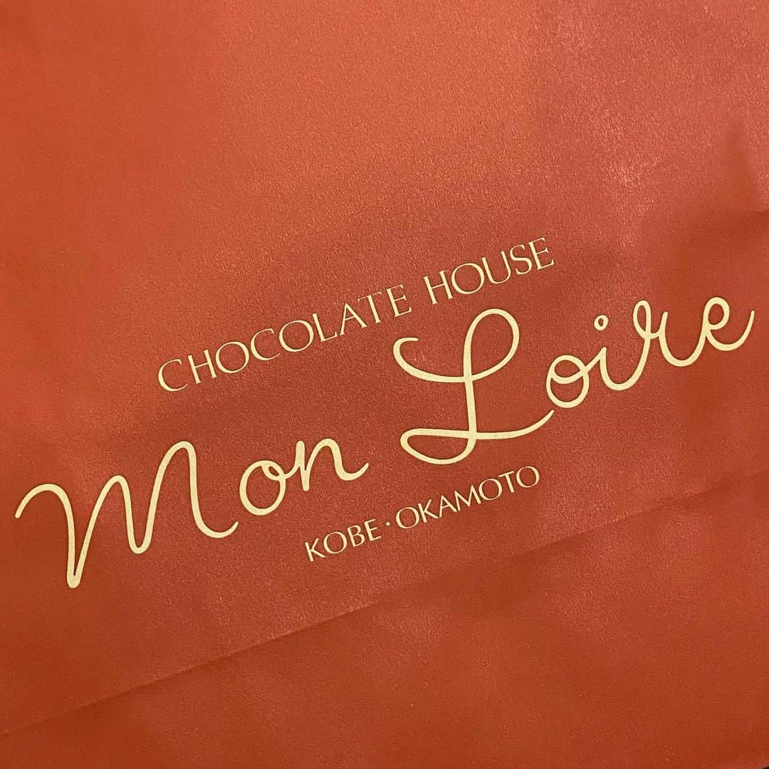 麻美さんのインスタグラム写真 - (麻美Instagram)「娘の親友から頂いたチョコ🍫🍫🍫 ． ピザ🍕⁉️って思う程の大きさ🤣 ． 美味しくて美味しくて💓 抱え込んで食べてしまった🤣 ． 特にこのダークチョコに マシュマロ、ナッツ、ドライフルーツが入ってるのは神✨✨ ． 今まで食べた中で1番💓 ． いつもありがとう😭🙏 ． #chocolatelover  #chocolate #chocolatehouse」8月22日 18時29分 - mami0s