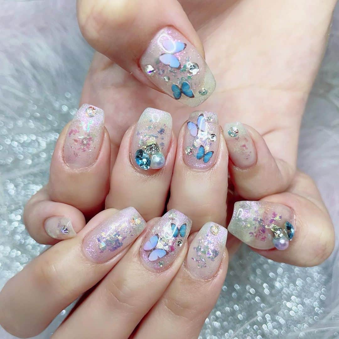 紗蘭のインスタグラム：「🦋💙New Nail💙🦋 今回はブルー系でまとめてキラキラにしました🦋✨ 説明難しいけどとにかく可愛いから是非真似して欲しい🤣🦋💕✨ 前回やったネイルがすごく好評で、KAIのお店のキャンペーンネイルになったみたい😳💕♥️💋 私がネイルしてる時、横で私と全く同じネイルにしてるお客さんがいて嬉しかった♥️ 今回もお店で人気出るといいな💪🏻😙 #newnail #nail #pinkrosewindow」
