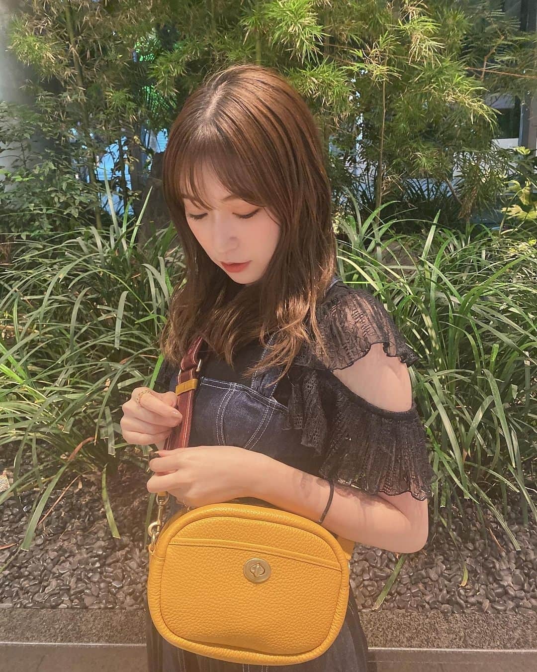 吉田朱里さんのインスタグラム写真 - (吉田朱里Instagram)「今日は珍しくデニムのオールインワンでカジュアルスタイル🌼  合わせたのは @coach のカメラバッグ！ きれい目なのにストラップが可愛いからこういうコーデにも合わせやすくてお気に入り🙆‍♀️🙆‍♀️   #カジュアルコーデ #オールインワンコーデ #CoachNY #coachbag #コーチバッグ #ootd #PR」8月22日 18時35分 - _yoshida_akari