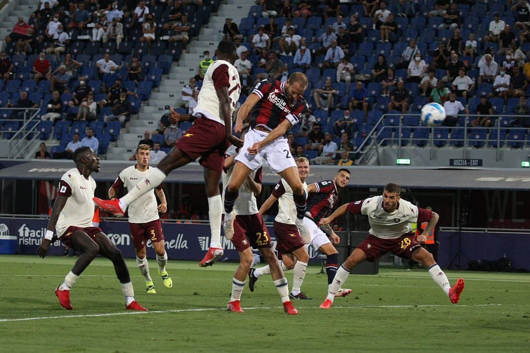 ロレンツォ・デ・シルヴェストリのインスタグラム：「Questo sport sa “bastonarti” ma se resisti e lo vivi con passione,ti premia con serate come queste! Che emozioni! ⚽️👏🏻🙌🏻 #bolognasalernitana #ilovethisgame #PASSIONE #doppietta」