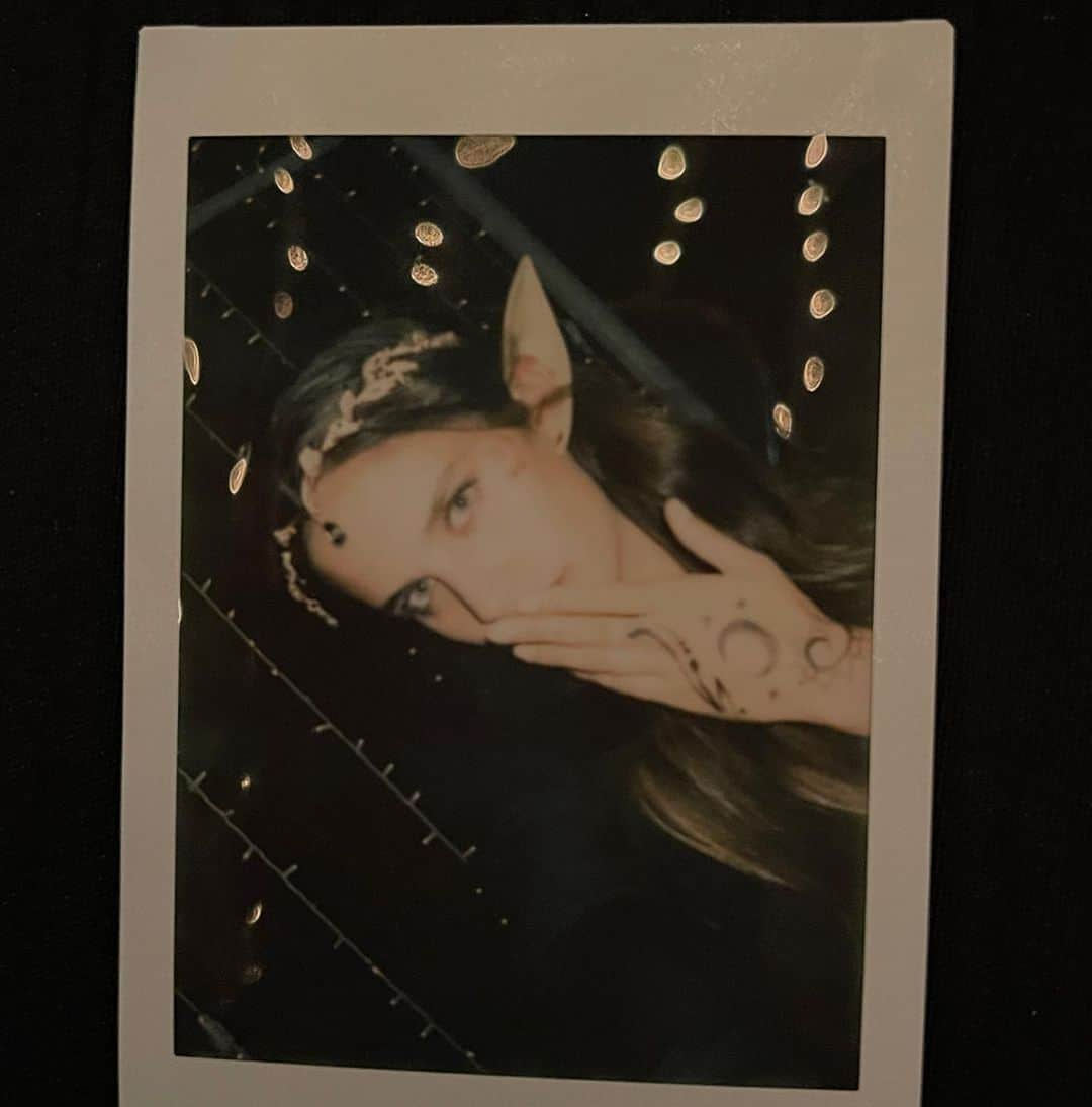 サラ・サンパイオさんのインスタグラム写真 - (サラ・サンパイオInstagram)「We had a fairy party last night 😅🧚🏼 night court ACOTAR vibes for @nicolesudyka bday!」8月23日 4時19分 - sarasampaio