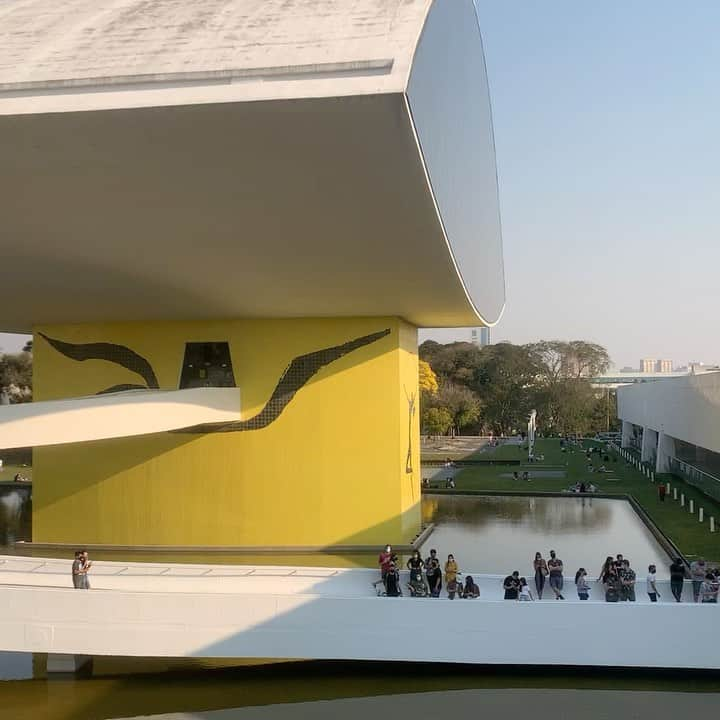 osgemeosのインスタグラム：「Curitiba é demais !!!! 🙏🏻❤️ @museuoscarniemeyer」