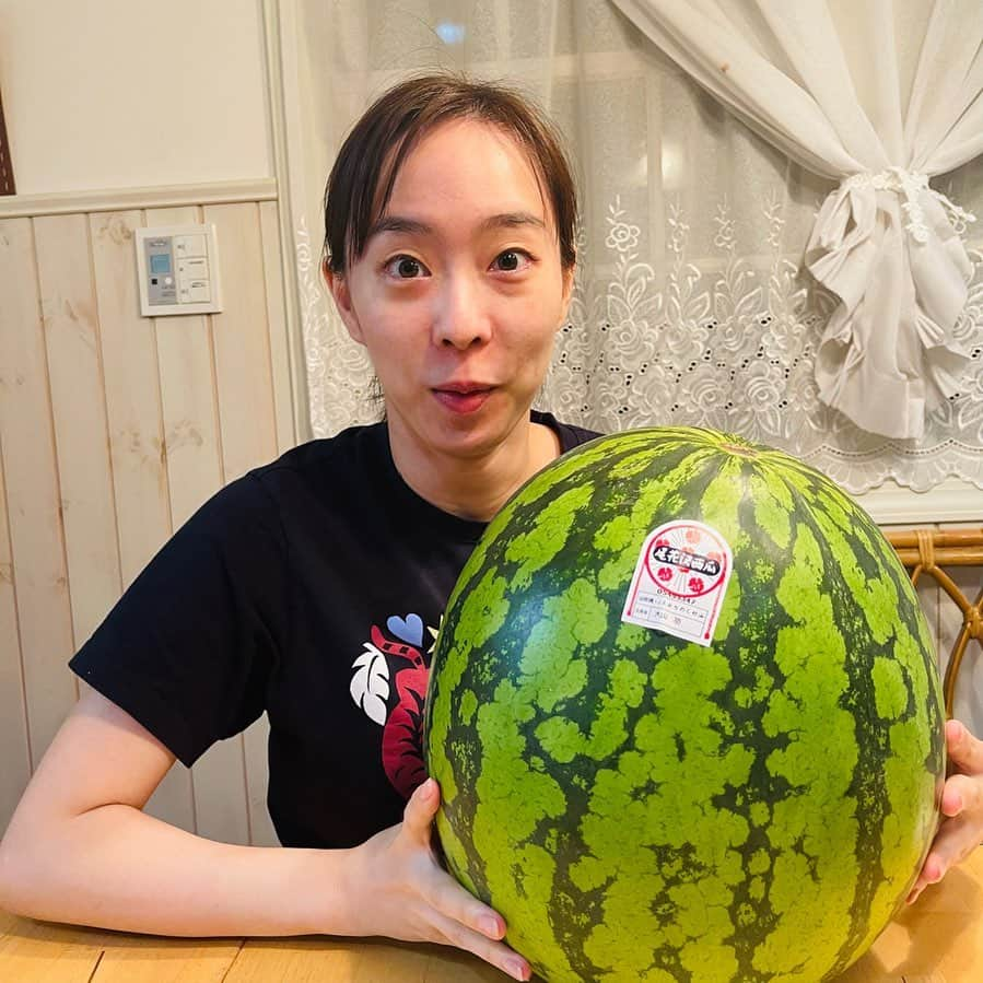 石川佳純さんのインスタグラム写真 - (石川佳純Instagram)「*** 毎日暑いですね☀️ 大きな大きな🍉を頂きました😍 美味しくいただきます😄」8月22日 20時29分 - kasumi.ishikawa_official