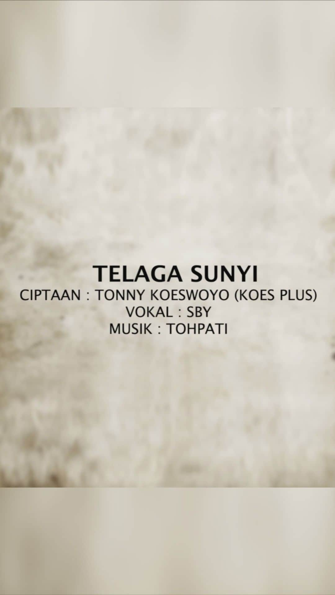 アニ・ユドヨノのインスタグラム：「Lagu “Telaga Sunyi” ciptaan Koes Plus ini menyimpan kenangan yang mendalam bagi saya. Pada tahun ’60-an, sewaktu bermain band SMA di Pacitan, lagu ini sering saya nyanyikan bersama teman-teman. Tembang yang manis meskipun bernada sedih ini, saya nyanyikan kembali guna mengisi “kesunyian hati” sejak almarhumah istri tercinta dipanggil oleh Yang Maha Kuasa. Meskipun waktu terus berjalan dan 2 tahun lebih saya melanjutkan kehidupan tanpa didampingi oleh belahan jiwa, rasa rindu dan kehilangan masih menjadi keseharian saya. Tentu sebagai orang yang beriman saya sudah ikhlas dan menerima takdir dari Allah Swt ini, namun sebagai manusia biasa, kesedihan yang saya alami tidak akan pergi begitu saja. Bagi saya, “to heal is to remember”.   Selain menyanyikan lagu “Telaga Sunyi” ini, saya juga sertakan 5 (lima) foto lukisan yang saya lukis khusus untuk mengiringi tembang manis ini. Saya minta doa dari para sahabat agar hati yang “sunyi” ini dapat berganti menjadi hati yang “damai”. Semoga tembang dan lukisan ini dapat menemani kita semua yang masih harus membatasi kegiatan di masa pandemi saat ini. Salam sehat untuk kita semua... *SBY*」