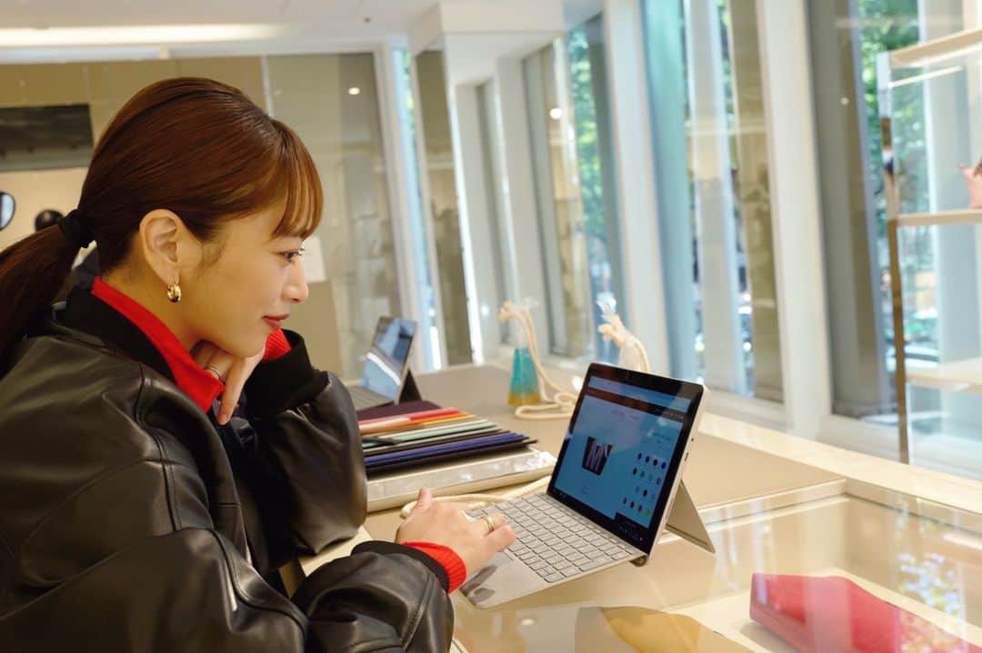 近藤千尋さんのインスタグラム写真 - (近藤千尋Instagram)「先日太田夫婦で一足お先に @longchamp ポップアップに お邪魔してきました💞   ボディ部分にサステナブルな素材を使用した「シグネチャー」 トラベルバッグをオーダーしました❤️❤️ オリジナルバッグ 早く来ないかなー🧏🏻‍♀️🌈  お洋服も全身　@longchamp 😎  マイ プリアージュⓇ シグネチャーFW21 ポップアップ 期間：2021年8月21日(土)～8月29日(日) 時間：11:00～20:00 場所：ロンシャン ラ メゾン表参道（東京都渋谷区神宮前4-30-4）  #LongchampMyPliage #ロンシャン @longchamp」8月22日 20時38分 - chipichan.1215