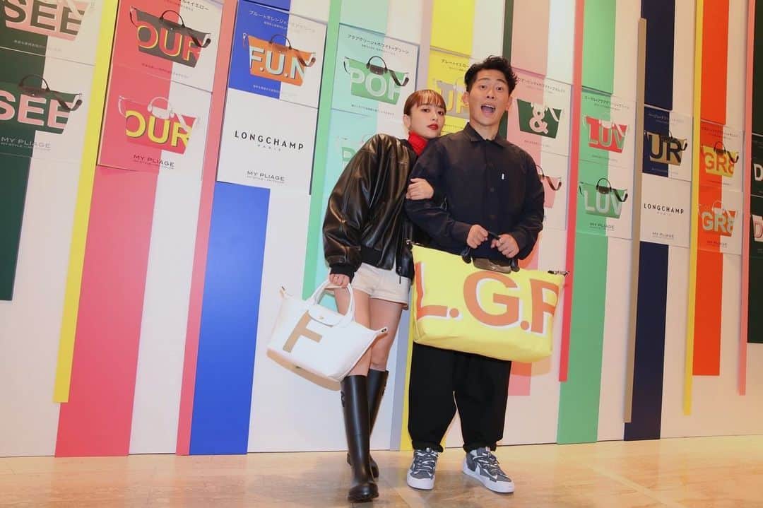 近藤千尋さんのインスタグラム写真 - (近藤千尋Instagram)「先日太田夫婦で一足お先に @longchamp ポップアップに お邪魔してきました💞   ボディ部分にサステナブルな素材を使用した「シグネチャー」 トラベルバッグをオーダーしました❤️❤️ オリジナルバッグ 早く来ないかなー🧏🏻‍♀️🌈  お洋服も全身　@longchamp 😎  マイ プリアージュⓇ シグネチャーFW21 ポップアップ 期間：2021年8月21日(土)～8月29日(日) 時間：11:00～20:00 場所：ロンシャン ラ メゾン表参道（東京都渋谷区神宮前4-30-4）  #LongchampMyPliage #ロンシャン @longchamp」8月22日 20時38分 - chipichan.1215