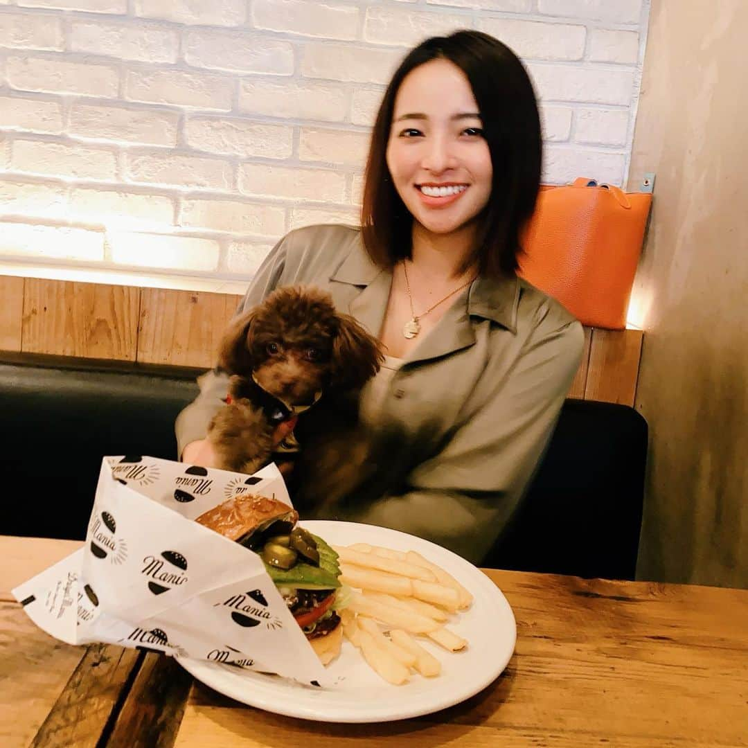 水崎綾女さんのインスタグラム写真 - (水崎綾女Instagram)「わんこok,バーガーマニア🍔 いつもアボカドチーズバーガーにハラペーニョ追加して食べるの♡ 美味しいよーん◡̈♥︎おすすめ。 * * とろみシャツ/タンクトップは @unbybalancestyle のもの。 とろみ系シャツ好きだから、これからの季節はヘビロテ間違いなしだなぁ。 * * * #fashion #ootd #私服 #とろみ #とろみシャツ #シャツ #アンバランス #undybalance #ヴィンテージサテン #サテン #ブラウス #タンクトップ #インナー #ハンバーガー #🍔 #バーガーマニア  @balancestyle_jpn @burger_mania_」8月22日 20時40分 - misakiayame