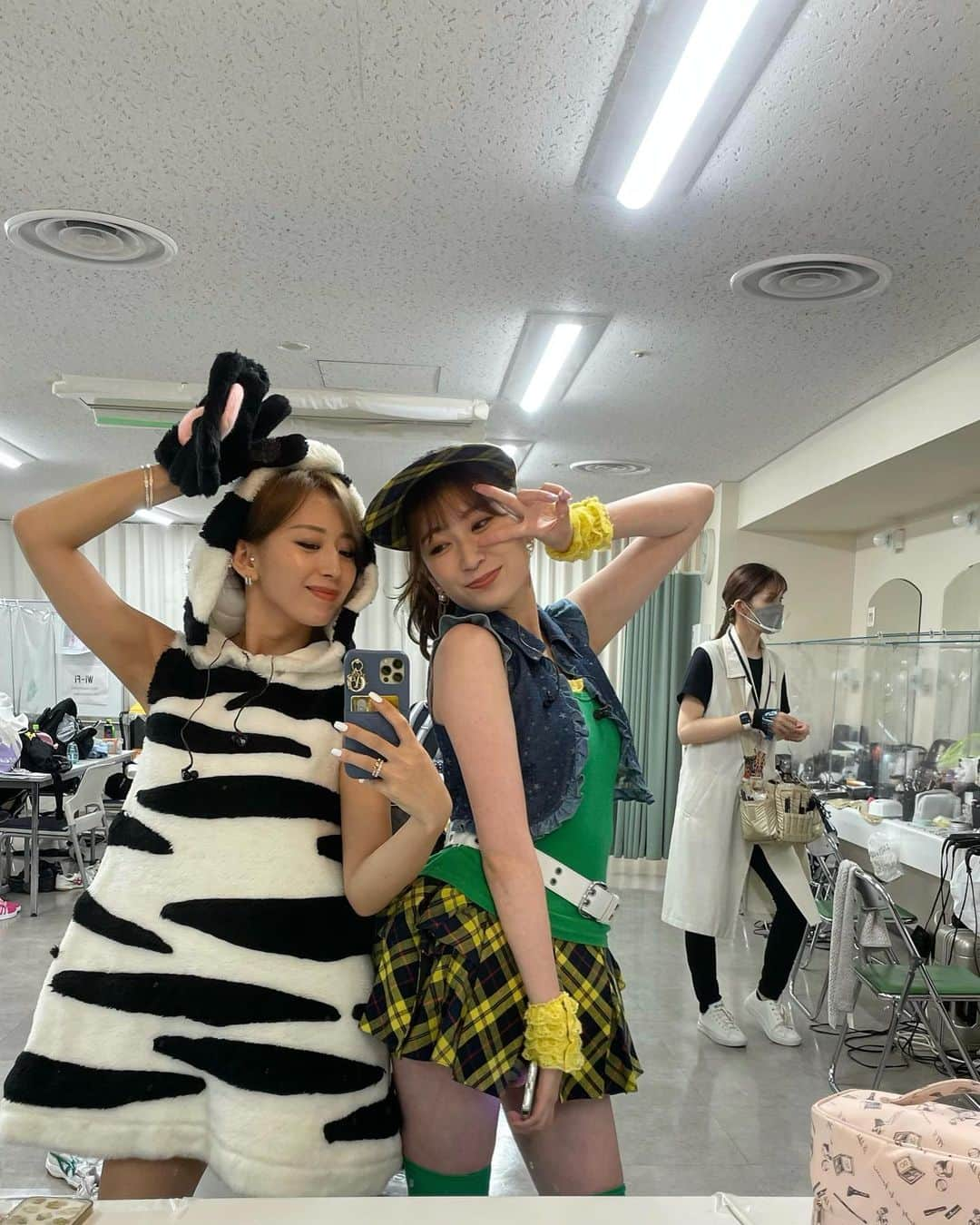 木下春奈さんのインスタグラム写真 - (木下春奈Instagram)「・ 🦓🦓🦓 ・ まさか10年経って着ることになるとは、、 本当にもう二度と着ることはないでしょう😉 ・ ・ ・ #NMB48#一期生#白間美瑠卒業コンサート#雨の動物園 #しまうま#🦓」8月22日 20時43分 - haruna_kinoshita