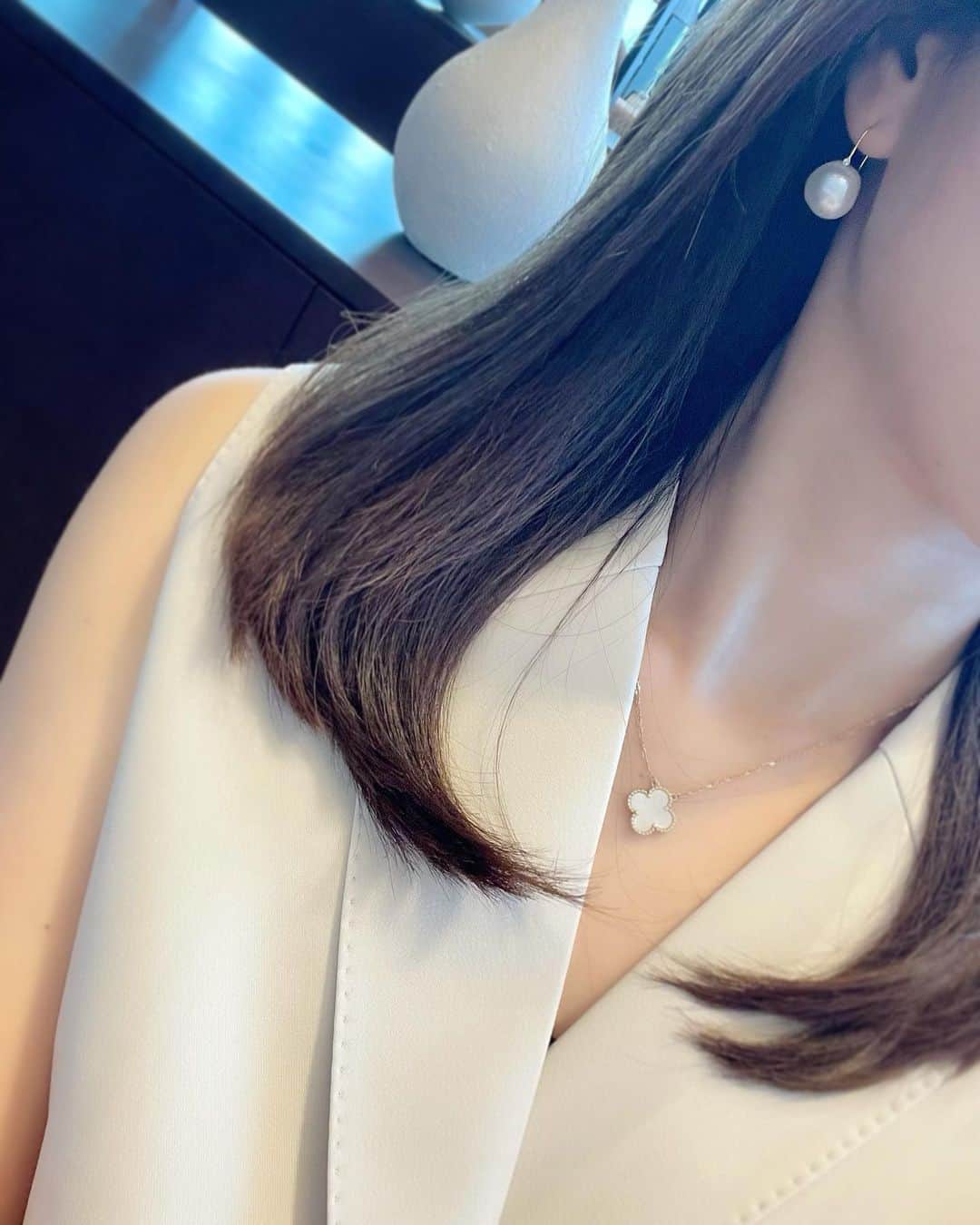 ハンナミのインスタグラム：「お気に入りのパールピアス 🕊 シンプルだけど存在感あって かわいい 🤍」