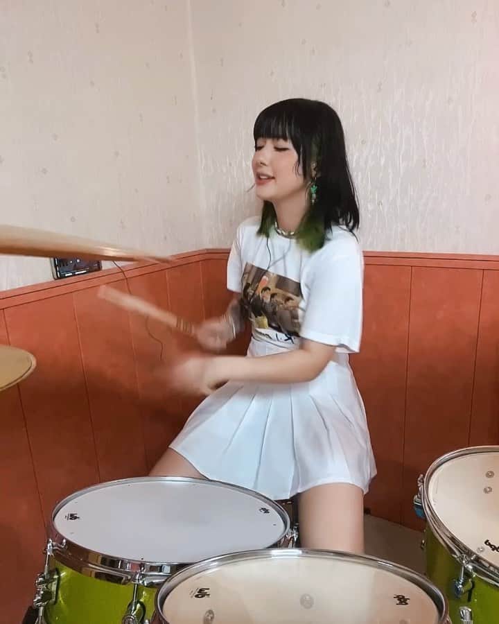 のインスタグラム：「คุยคนเดียวเก่ง - @threemandown (drum cover) เพิ่งแกะเพลงนี้มาเมื่อคืน เช้ามาเลยลองอัดไว้เล่นๆ อาจจะมั่วบ้างเพราะตอนแกะจากชีทคืองงมากเว่อ55555 ฝึกกลองมาได้ 2 อาทิตย์นิดๆเล่นได้เท่านี้ก็แฮปปี้แล้ววว😂」