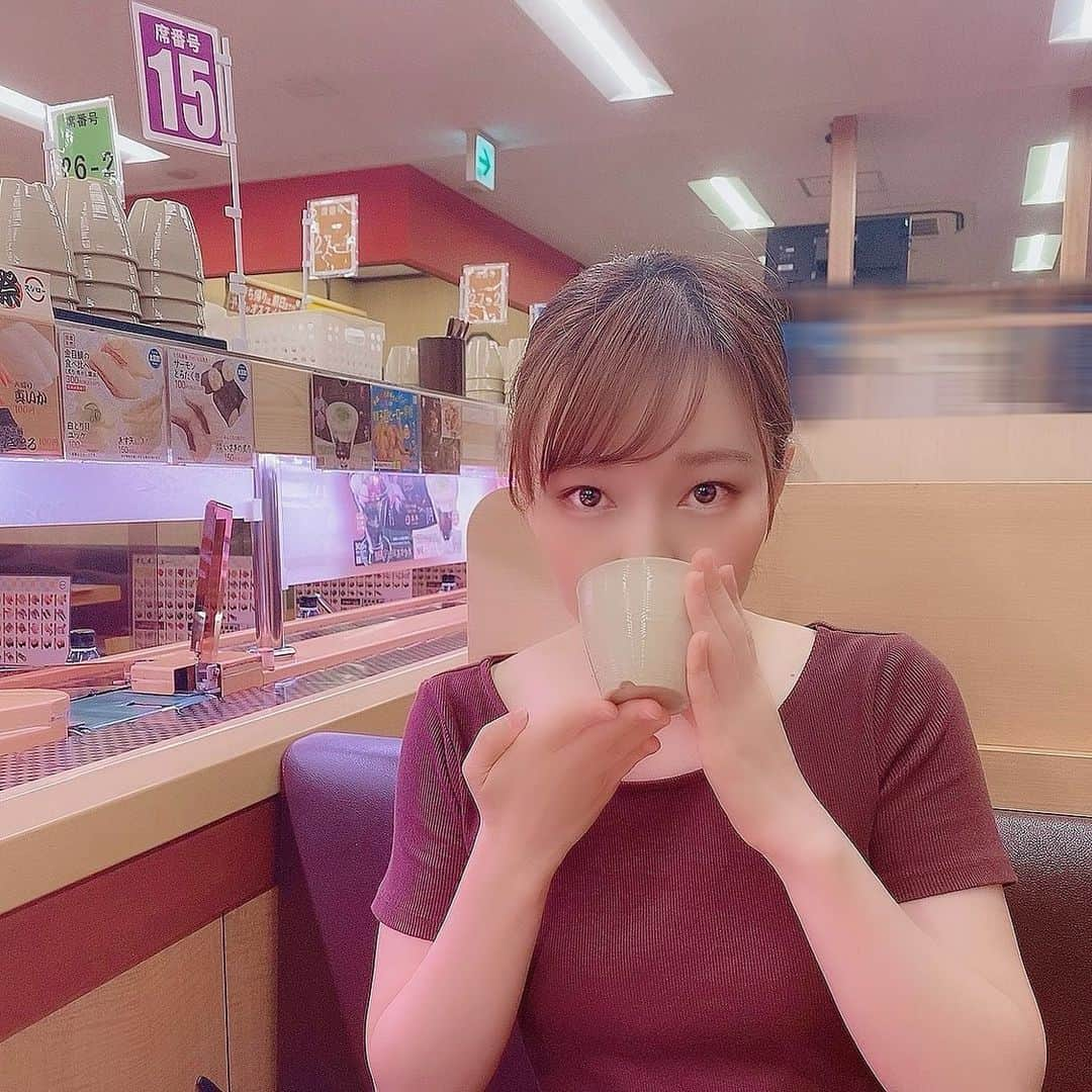 樋口みどりこのインスタグラム：「🍣🍣🍣  狙ったお寿司は逃がさない。  たとえお茶を飲んでいてもね🍵  あたいはスシロー🍣  .  .  .  .  .  #food #sushi #寿司 #スシロー #だいすき #つぼみ大革命 #マスゲン釣りチャンネル #釣りガール #あたいはスシロー #お寿司 #🍣 #スシローぜ #スシローカフェ部 #この前行ったばっか #すごいスパンで行ってる」