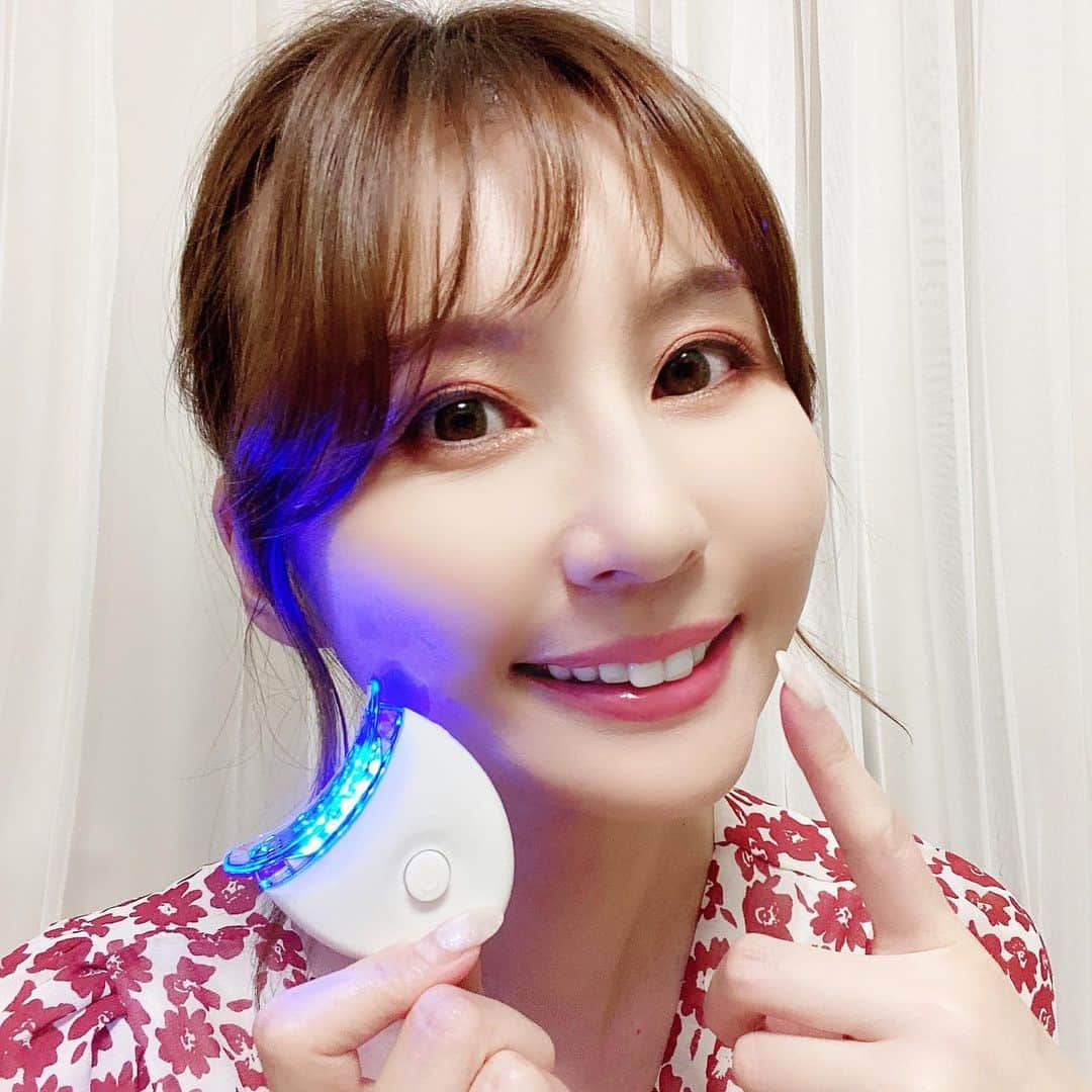 辰巳ゆいさんのインスタグラム写真 - (辰巳ゆいInstagram)「ホームホワイトニング歯磨き粉 『プラチナフラッシュ』 LEDライト付きも付いてる！  サロンになかなか行けないって方やサロンでホワイトニングした後に使えば白さもキープできちゃうよ✨  研磨剤が入っていないので歯を傷つける事なく安心♪ 普通の歯磨き粉としても使えるみたい。  ホームホワイトニングケアにオススメだよー⭐️  #プラチナフラッシュ #プラチナムラボ #プラチナムラボシリーズ #PLATINUMFLASH #PLATINUMLab. #自宅でプラチナム #光触媒歯磨き粉 #歯磨き粉 #プラチナム公式認定サロン」8月22日 21時23分 - yuitatsumi