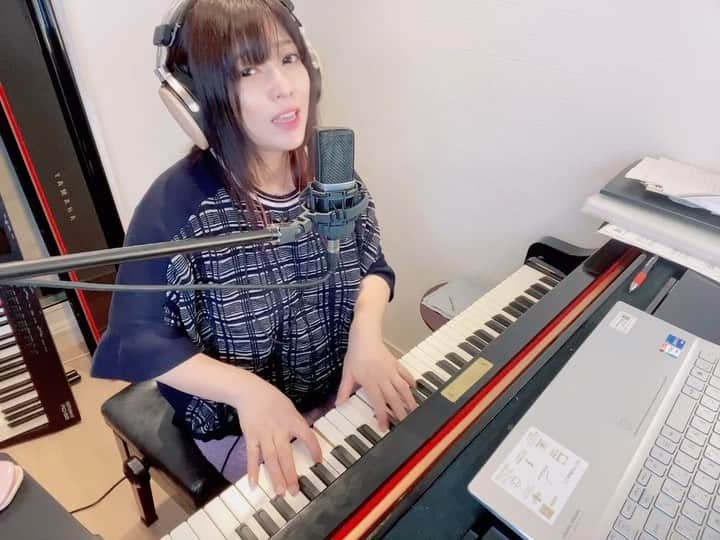 鈴華ゆう子のインスタグラム：「カンパニュラ弾き語りしてみた。途中通知がきてて、めっちゃスマホ画面を気にしてますが悪しからず。(^_^;)1分なのでひとまず冒頭をペタリ！「雨に」が「ヤメに～」と噛んで終わる   #鈴華ゆう子  #カンパニュラ  #和楽器バンド  #Wagakkibnd  #yukosuzuhana  #弾き語り  #ピアノ  #歌  #歌ってみた」