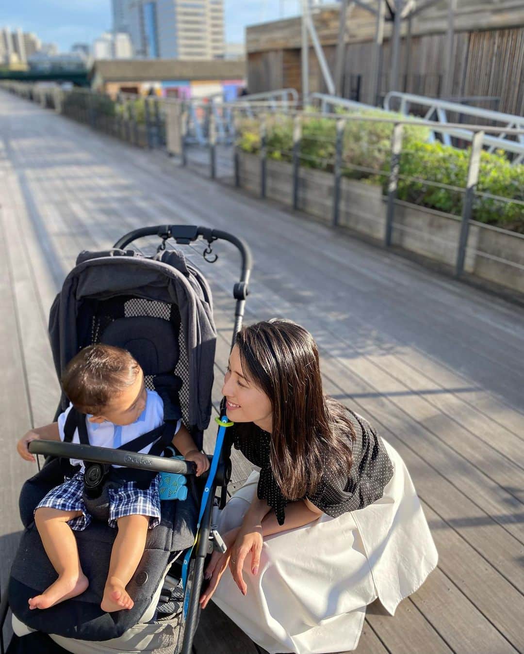 橋本マナミさんのインスタグラム写真 - (橋本マナミInstagram)「お散歩😊とってものどかで海外でのんびりしているみたいでした☺️東京にもこんなところがあったんだ🥰 息子は最近小さい滑り台を自力で登り、お尻から滑ることを覚えました💕」8月22日 21時37分 - manami84808