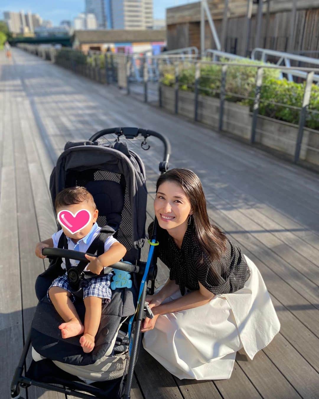 橋本マナミさんのインスタグラム写真 - (橋本マナミInstagram)「お散歩😊とってものどかで海外でのんびりしているみたいでした☺️東京にもこんなところがあったんだ🥰 息子は最近小さい滑り台を自力で登り、お尻から滑ることを覚えました💕」8月22日 21時37分 - manami84808