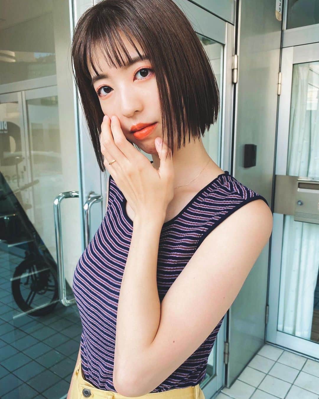 小玉ゆういのインスタグラム：「月に１回のヘアメンテ💖 ショートがだいぶ伸びてきたから切りっぱなし感が出てきたのと、ブリーチなしでも透明感あるアッシュカラーがお気に入り👏 綾子さんいつもありがとうございます〜😘  @2ndroomtchair.ayako  @2nd_room_tchair_official」
