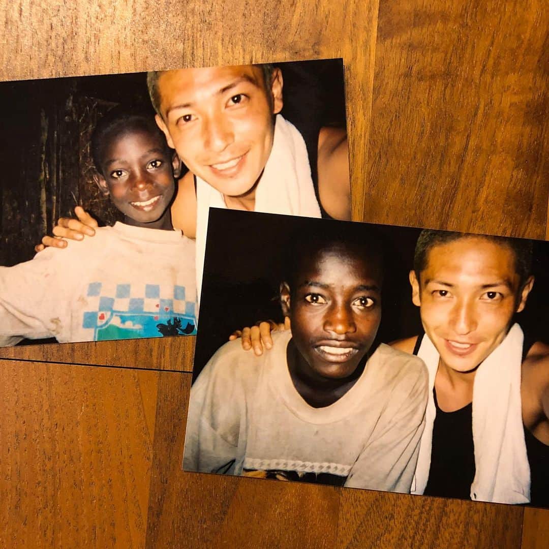 玉木宏さんのインスタグラム写真 - (玉木宏Instagram)「仕事から帰ってきたらウルルンやってた。　１９年前か、、、 めちゃくちゃ良い体験をさせていただきました。  クッセ元気かな、、、  NAGAITA(平和に生きる) 世界中が平穏な毎日になりますように  #コンソ族　#サウガメ村　#アフリカ」8月22日 22時18分 - hiroshitamaki_official