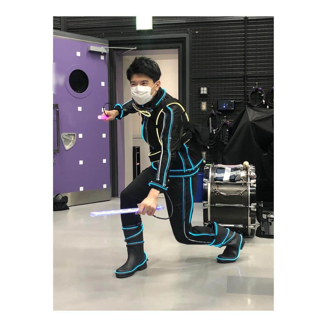 篠原光さんのインスタグラム写真 - (篠原光Instagram)「. 24時間テレビ・ヒルナンデス！LED大パフォーマンス ご覧いただきありがとうございました！  音楽がくれるパワーを、 エンターテインメントの力を、 感じていただけたでしょうか。  僕自身がそうであるように、 パフォーマンスを見て少しでも元気になって頂けていたら、 とても嬉しいです。  明日からのヒルナンデス！も、変わらず、お伝えしますので 少しでも明るくなって頂けたら幸いです。  エンターテインメントに携わるすべての方に、 感謝と敬意を込めて。 本当にありがとうございました。  . #写真は #LEDドラムパフォーマンス集団 #鼓和 core #の皆さん！ #めちゃくちゃめちゃくちゃお世話になりました😭 #先生たちのパフォーマンスも #もう超ーーーかっこいいので #いつか絶対見たい！  #3枚目は #この衣装好きすぎる #光るのカッコ良すぎる #っていう写真」8月22日 22時19分 - ko_shinohara