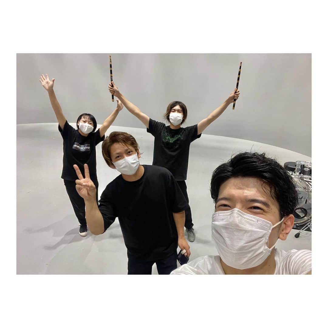 篠原光さんのインスタグラム写真 - (篠原光Instagram)「. 24時間テレビ・ヒルナンデス！LED大パフォーマンス ご覧いただきありがとうございました！  音楽がくれるパワーを、 エンターテインメントの力を、 感じていただけたでしょうか。  僕自身がそうであるように、 パフォーマンスを見て少しでも元気になって頂けていたら、 とても嬉しいです。  明日からのヒルナンデス！も、変わらず、お伝えしますので 少しでも明るくなって頂けたら幸いです。  エンターテインメントに携わるすべての方に、 感謝と敬意を込めて。 本当にありがとうございました。  . #写真は #LEDドラムパフォーマンス集団 #鼓和 core #の皆さん！ #めちゃくちゃめちゃくちゃお世話になりました😭 #先生たちのパフォーマンスも #もう超ーーーかっこいいので #いつか絶対見たい！  #3枚目は #この衣装好きすぎる #光るのカッコ良すぎる #っていう写真」8月22日 22時19分 - ko_shinohara