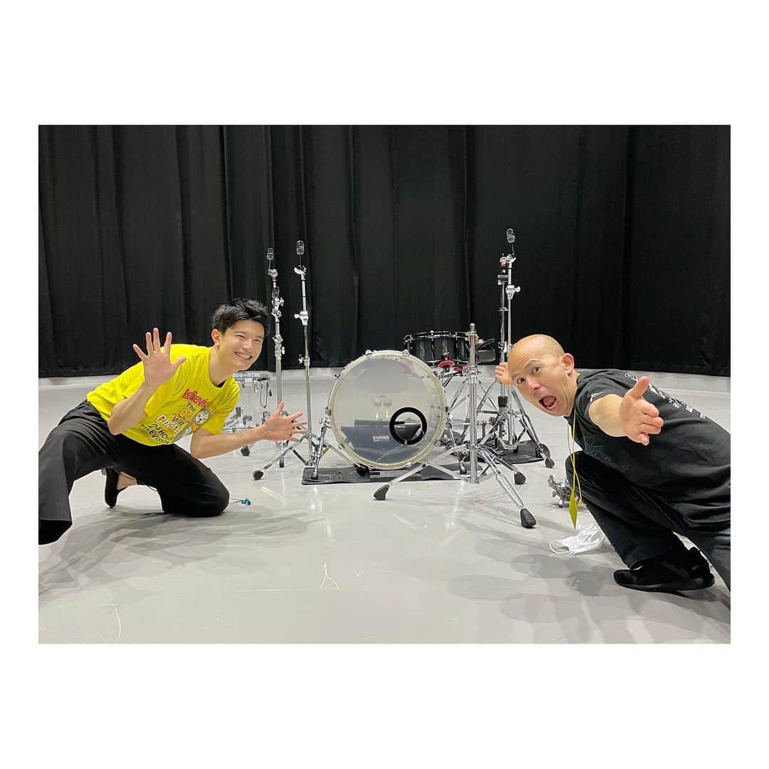 篠原光のインスタグラム：「. 24時間テレビ・ヒルナンデス！LED大パフォーマンス ご覧いただきありがとうございました！  音楽がくれるパワーを、 エンターテインメントの力を、 感じていただけたでしょうか。  僕自身がそうであるように、 パフォーマンスを見て少しでも元気になって頂けていたら、 とても嬉しいです。  明日からのヒルナンデス！も、変わらず、お伝えしますので 少しでも明るくなって頂けたら幸いです。  エンターテインメントに携わるすべての方に、 感謝と敬意を込めて。 本当にありがとうございました。  . #写真は #LEDドラムパフォーマンス集団 #鼓和 core #の皆さん！ #めちゃくちゃめちゃくちゃお世話になりました😭 #先生たちのパフォーマンスも #もう超ーーーかっこいいので #いつか絶対見たい！  #3枚目は #この衣装好きすぎる #光るのカッコ良すぎる #っていう写真」