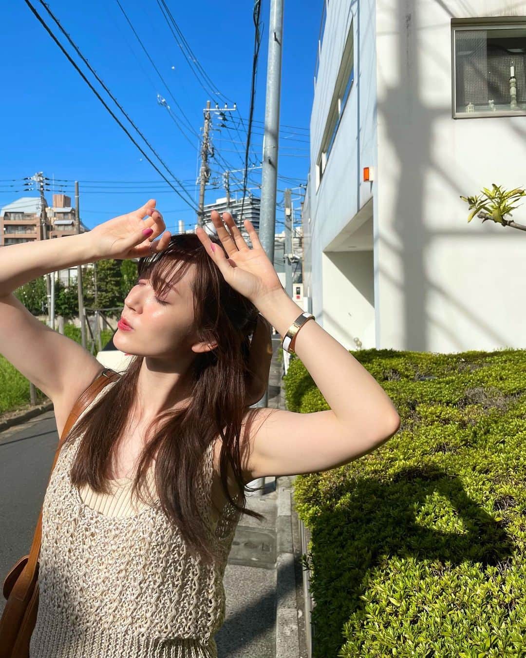 鈴木愛理さんのインスタグラム写真 - (鈴木愛理Instagram)「☀︎ ᐝ 何日か前の私服✌︎ ⁡ 先日ヘアスタイリストの @shucohair さんから頂いた @tressebys のヘアアクセをつけてみました〜☺︎ ⁡ かわいい💫  パンツは @clane_official ×大好き田中みな実さんのコラボアイテム☺︎ こちらもとてもお気に入り〜❤︎ ⁡ #私服は最後の写真にタグ付けしました🏷   この日は日傘をスタジオに忘れて 次の仕事終わりにまたスタジオに戻るという　 謎往復をした日でありました。⛱ ⁡ そして傘を取り戻せた時にはもう日が暮れてたよ ⁡ 笑 ⁡ #傘持ってない時に雨が降る #日傘持ってない時にわりと外歩く #なんてことは日常茶飯事　🤗」8月22日 23時13分 - airisuzuki_official_uf