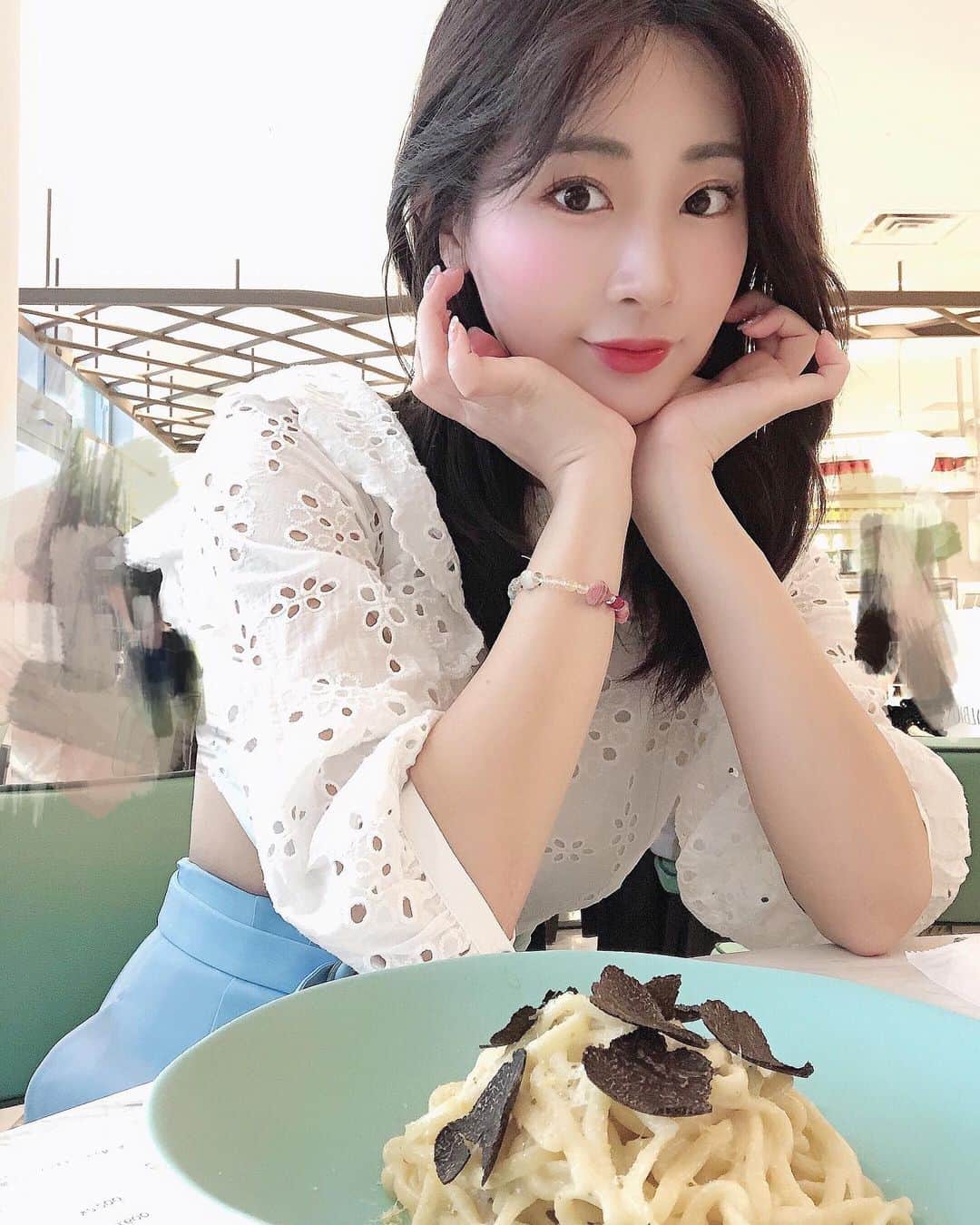 伊藤愛梨さんのインスタグラム写真 - (伊藤愛梨Instagram)「リナストアズ表参道にランチに行ってきました🍽 7月30日にオープンしたばかりのロンドンで人気のイタリアンレストラン🇬🇧🇮🇹 トリュフの生パスタ美味しかったです😋 ランチ時は人気で事前予約が必要だけど15時すぎると席がたくさん空いてるかんじがありましたよ💓 気になる方は事前ネット予約か15時以降がオススメです☺️ ⁡ 〒東京都港区北青山3丁目10-5 📍東京メトロ表参道からB2出口徒歩5分 ⁡ ⁡ 🍧8月予定🍧 5日『おふさいど』発売イベント 7日💮はなまる撮影会　名古屋💮 15日『いけないヒップ』DVD📀発売イベント 21日💮はなまる撮影会　東京💮 23日Sunshine &MAX来店 ⁡ 🌈9月予定🌈 4日名古屋おしりっぷ撮影会 12日東京おしりっぷ撮影会 23日プール撮影会 ⁡ 覚えておいてくださると嬉しいです🍑 ⁡ ⁡ ⁡ . #リナストアズ表参道 #リナストアズ #linastores #表参道カフェ #表参道カフェ巡り #表参道ランチ #表参道グルメ #港区カフェ #テラスカフェ #東京グルメ  #東京女子部 #イタリアン #イタリアンレストラン #パスタランチ #パスタ部 #表参道デート #映えカフェ #グリーンカラー #カフェ好きな人と繋がりたい #グルメ好きな人と繋がりたい #グルメ女子 #カフェ女子 #女子会 #女子会ランチ #話題のスポット #pasta #italianfood #japanesefood #japancafe」8月22日 23時15分 - ilovely1007_