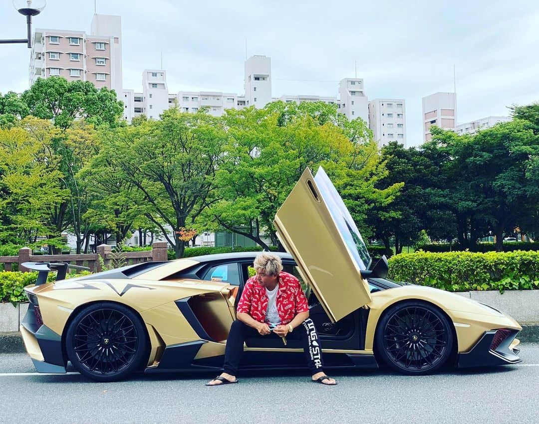 諸星伸一のインスタグラム：「⭐️photo session 🇯🇵🇩🇰🇫🇷🇿🇦 ⭐️  We had a photo session with photographers from Japan, France, Denmark and South Africa whom we met on Instagram.  I'm looking forward to the completion of the picture.  #fightingstar#fsbk#fightingstarbodykit#powerclaft #aventador#aventadorsv#sv#morohoshi#japan#france#denmark#southafrica#camera#cameraman#photo#photographer#tokyo」