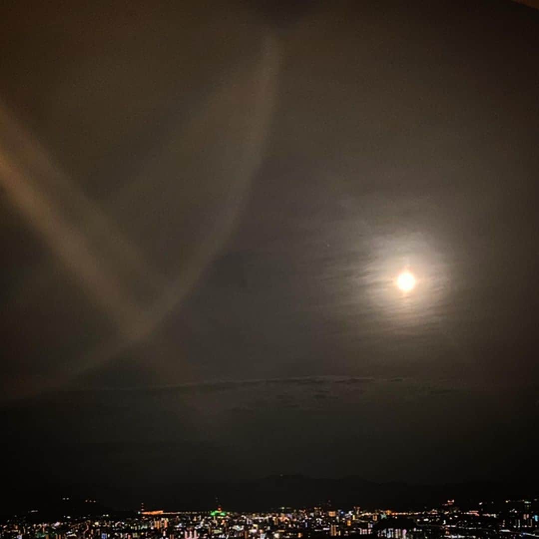 鈴木絢子さんのインスタグラム写真 - (鈴木絢子Instagram)「・ ・ 【Sturgeon Moon】 今日は満月、スタージェンムーン✨ 久しぶりに少し月が見えました🤗 ・ #木星 と#土星 もセットで見える貴重な8月の満月🌕 交感神経が働いて心身が緊張する満月の日はリラックスして過ごすと◎ということで、ゆるーりデトックス＆ナイターゴルフ🏌️‍♀️✨ ・ 今年もいつのまにかあと残り4ヶ月、 満月を基準に振り返りや調整を行うと良いそうです🤗 ・ 通常業務に加え、今月は特に多忙を極めた1ヶ月💦 これから始まる秋の🍠シーズンに向けた本やTV番組の打ち合わせなども着々と進行中。 ・ 健康にも美容にもダイエットにも良い🍠について、 役立つ情報を全力で発信していく4ヶ月にしたいと思います🤗✨ ・ ・ ・ #チョウザメ #スタージェンムーン #スタージョンムーン #8月の満月 #デトックス #ゴルフ #ナイターゴルフ #リフレッシュ #夜活 #美容法 #ダイエット #美容家 #さつまいも #振り返り #ゴルフ女子 #満月 #golf #SturgeonMoon #🏌️‍♀️ #🌕」8月22日 23時30分 - ayako_suzuki810