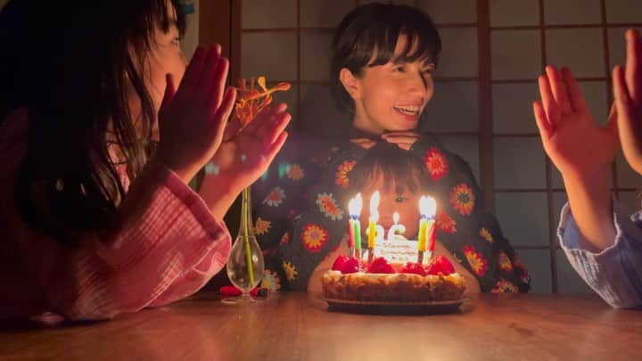 菊井亜希のインスタグラム：「本日36歳のbirthdayを迎えました❣️ 沢山の温かいお祝いメッセージ、ありがとうございました🥺♡ いくつになってもお祝いの言葉は嬉しいものですね☺️ 満月の今日、何だか少しだけ特別な気持ちで迎えた誕生日🎂 いつもとも変わらない日常だけど、 これからの未来にふわっと高まる気持ち😌💫 我が家の夏生まれの4人は、 ケーキを食べるよりもビッグイベントの ロウソクふ〜を10回くらい繰り返して、無事に全員のお誕生日を迎える事ができました♡  これからもどうぞ、優しく温かく見守ってもらえたら嬉しいです🥰  #笑い方のクセ 😂」