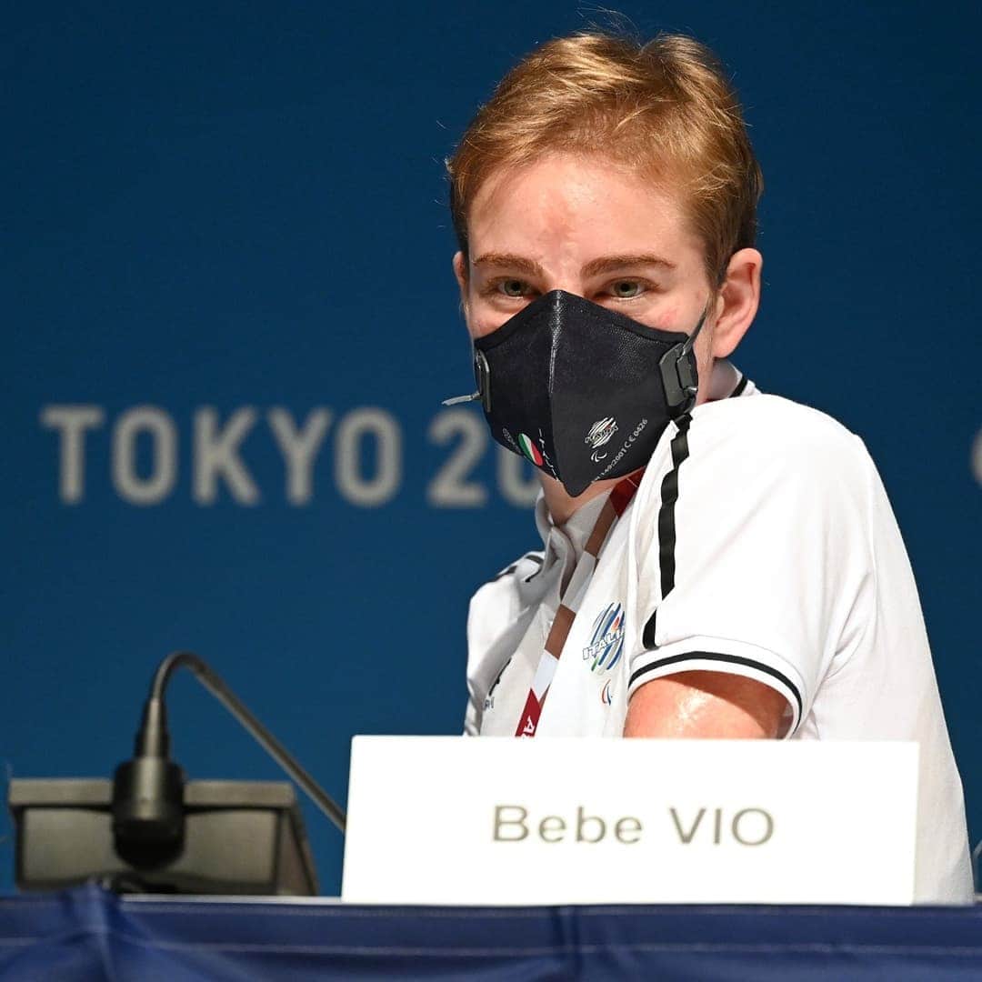 ベアトリーチェ・ヴィオのインスタグラム：「Oggi conferenza stampa per il lancio di #Tokyo2020 🎉  Un grande onore essere al tavolo con quei super atleti, veri mostri sacri delle #Paralimpiadi…  forse gli serviva una interprete! 😂  📸 @augusto280766」