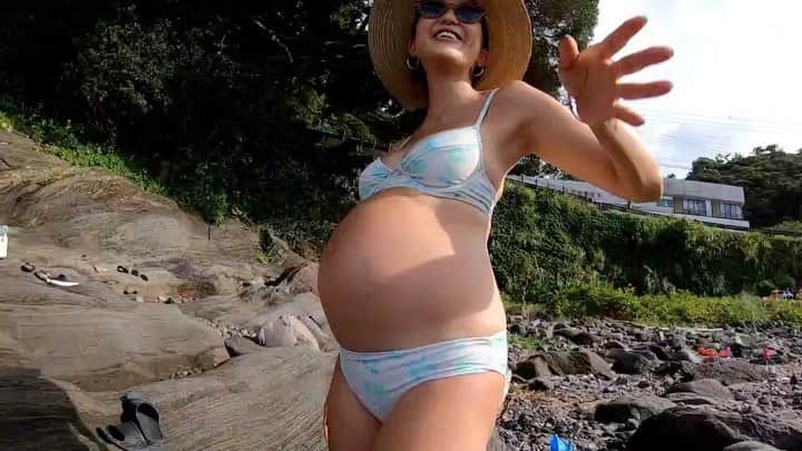 堀舞紀のインスタグラム：「🐟🐟🐟 . . . . . 📽 @keito_matsuoka  . . お魚と泳げたキャニオ🤎 . . 海水の濁りも予測できる ヨシズミ のおかげで🐟見えた👀🤎 . . . はぁ〜 楽しかった♪ 娘のこんな笑顔見られて 幸せ〜ッッ . . #pregnant  #gopro #maternity  #海との生活 #cannyO #キャニオの夏休み2021  #夏休み #ターザン生活 #自然と遊ぶ」