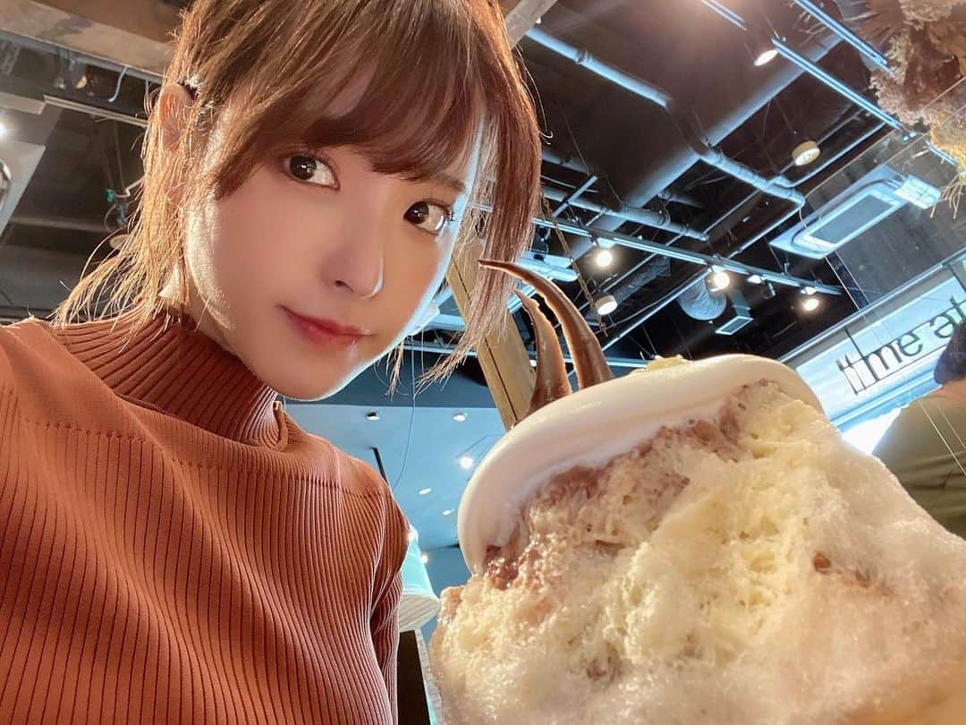 桃乃木かなさんのインスタグラム写真 - (桃乃木かなInstagram)「bistro&grill me at park🍧 (@meatpark.nakano )  ・チョコレート、酒粕、とうもろこしのかき氷 ・チーズ工房千の『結び』とホエイ　大豆と甘酒と黒ごまのかき氷 ・ピスタチオとホーリーバジルのかき氷  ・一口ラムの春巻き ・フォアグラと豚足のコロッケ  初めていくお店でした！ アルコールの営業がおやすみの間だけかき氷もメニューに追加するみたいなのですが、一年中やって欲しいくらいバラエティに富んでいて凝っていて美味しかったです☺️ お肉も美味しそうなお店だったので氷待ちながらフードメニューも頼んじゃった！美味しかったなぁ😋  #meatpark #中野　 #かき氷　#ビストロ」8月23日 0時30分 - kana_momonogi