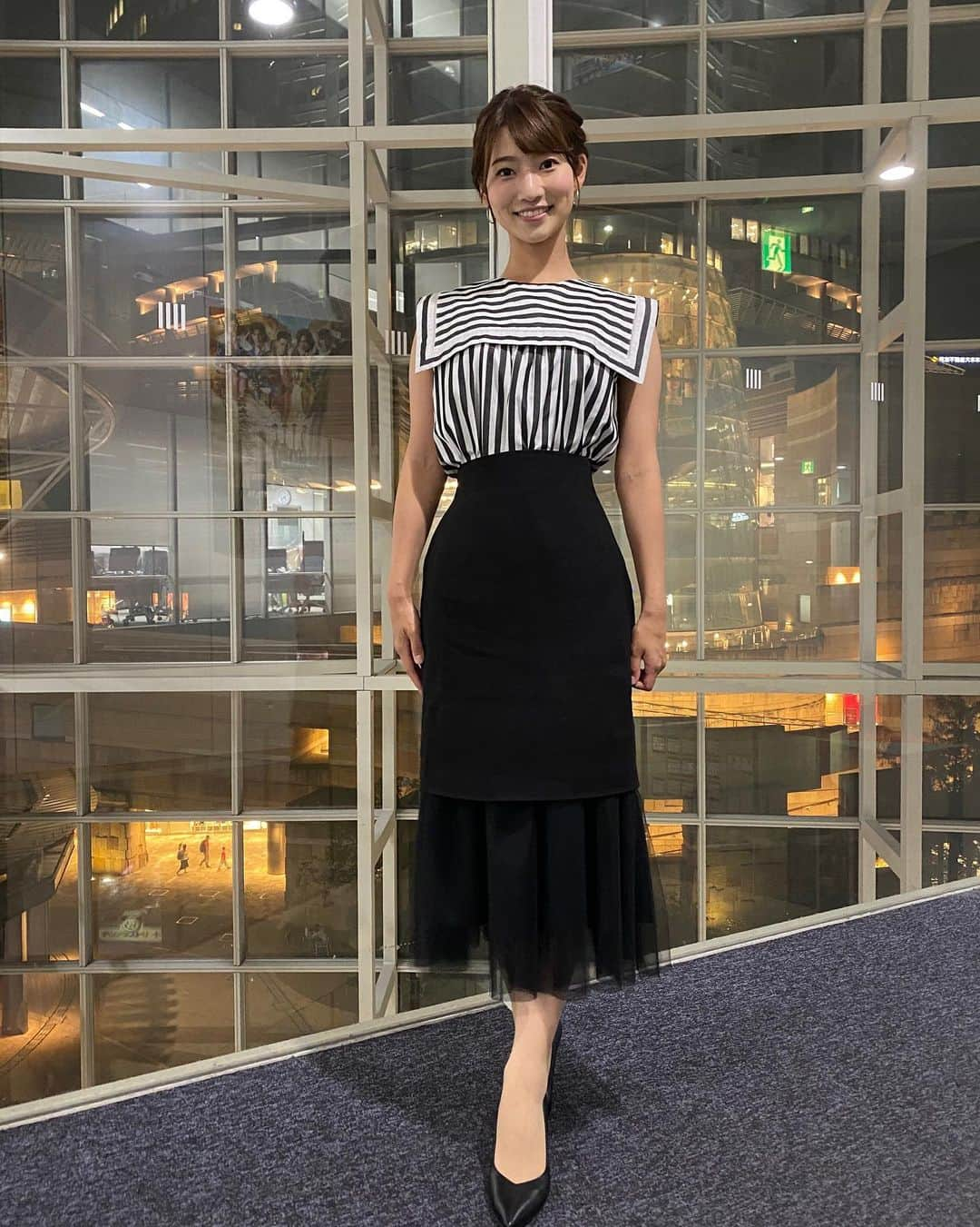 安藤萌々さんのインスタグラム写真 - (安藤萌々Instagram)「今夜のサンデーステーションの衣装です🌙  トップス、スカート #laboutiquebonbon ピアス #Jouete  後ろ姿を撮り忘れたのですが…  トップスは前後どちらも使えるデザイン！大きな襟が今っぽくて可愛いですよね🖤🤍   #アナウンサー  #衣装 #編み込み #編み下ろし #ブルベ夏 #骨格ウェーブ #ビッグカラーブラウス  #デザイン性 #デザイン性高め #ファッショナブル #コントラスト #ボーダー #ストライプ #切り替えスカート #チュール #大人カジュアル #シック #夏 #爽やか」8月23日 0時38分 - momo_ando_ex