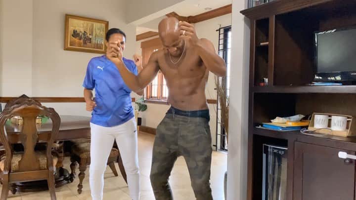 アサファ・パウエルのインスタグラム：「Lock down vibes start , watch Alyshia belly 😂」