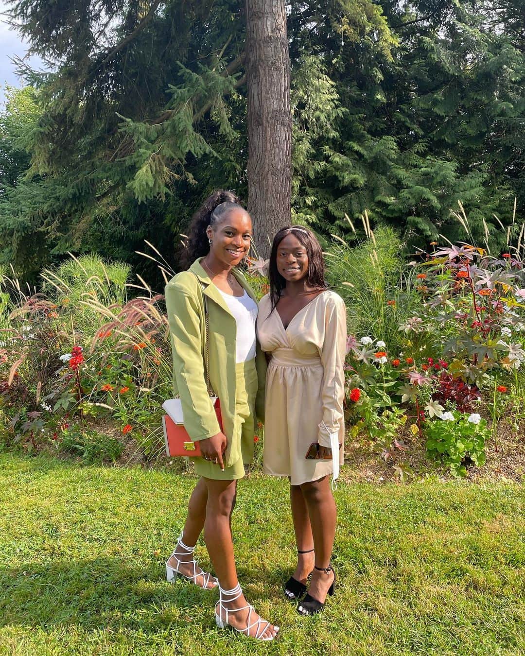 キャロル・ザヒのインスタグラム：「Family Weeding Day 🎉 Félicitations ma tata chérie @vickytoualy pleins de bonheur❤️ Des retrouvailles de famille au top 🥰 avec @iamheymanuella, ma Grâce et tout le monde après plusieurs années 😌🥰  #familyfirst #greenmood💚」