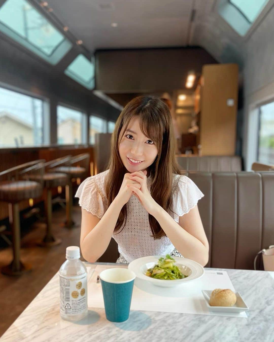 中川杏奈のインスタグラム：「いつの日か…✨ お仕事で東京駅からサフィール踊り子に乗って伊豆まで行ってきたよ☺️ 座席も飛行機のビジネスクラス並みで内装もおしゃれ！ レストランもあって景色を見ながらごはんを食べられて贅沢な時間でした🥰 時間があったのでワニ園？でワニとレッサーパンダにも会いに行きました😻 : 写真最後は関係ないけど数年前由香ちゃんとタイでワニと写真撮った時✨ 怖くて顔が引きずっててた😅 たまに口開けながらこっち向いて怖かった😅」
