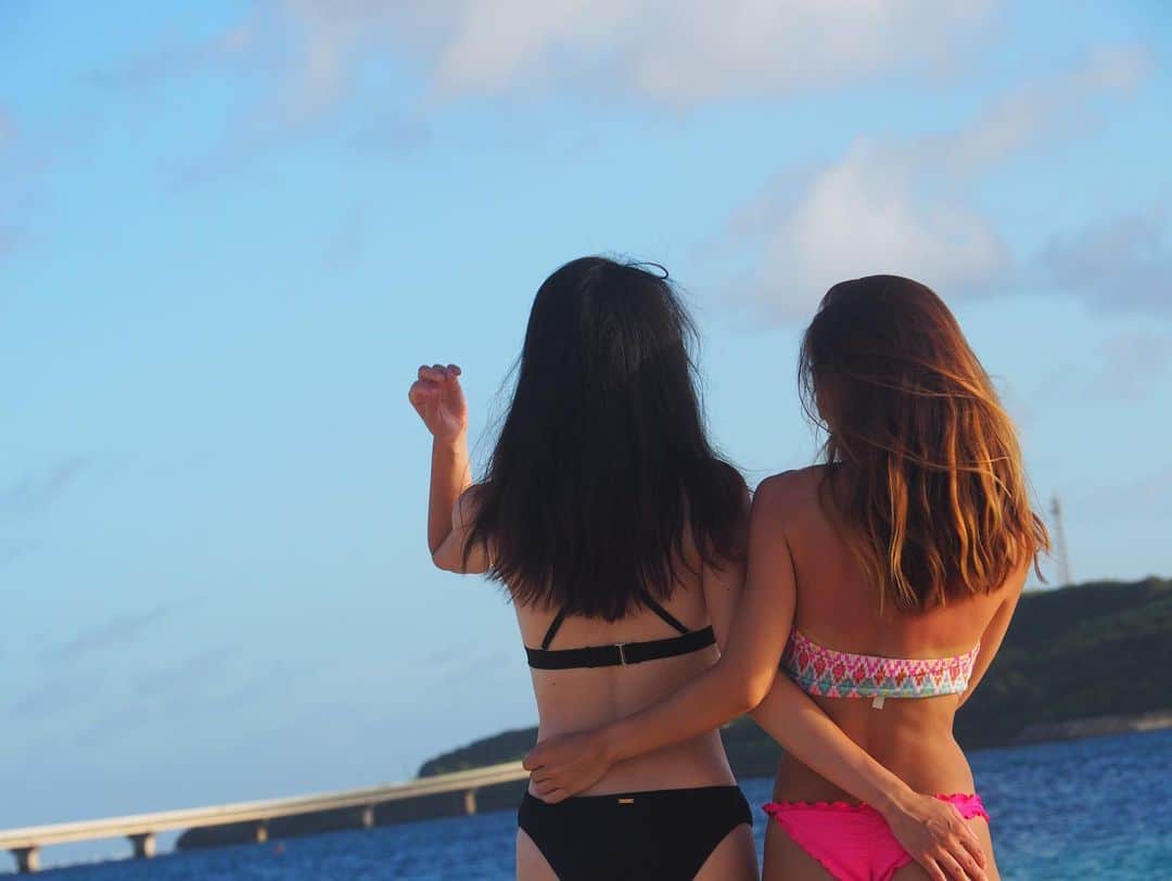 林真唯さんのインスタグラム写真 - (林真唯Instagram)「👯‍♀️🏖  朝から晩までずっとビーチ🐠 子供達がなかなか出てきてくれなくて、、 でも水分補給しないといけないから ビーチまで持ってたりしなきゃいけない程 海が大好きで楽しんでくれて良かった〜♡ ゆきとしかできない旅行ができて最高すぎた💕💕 #summervacation #okinawatrip #miyakoisland #bfftrip #nofilter」8月23日 14時23分 - mysocaldays