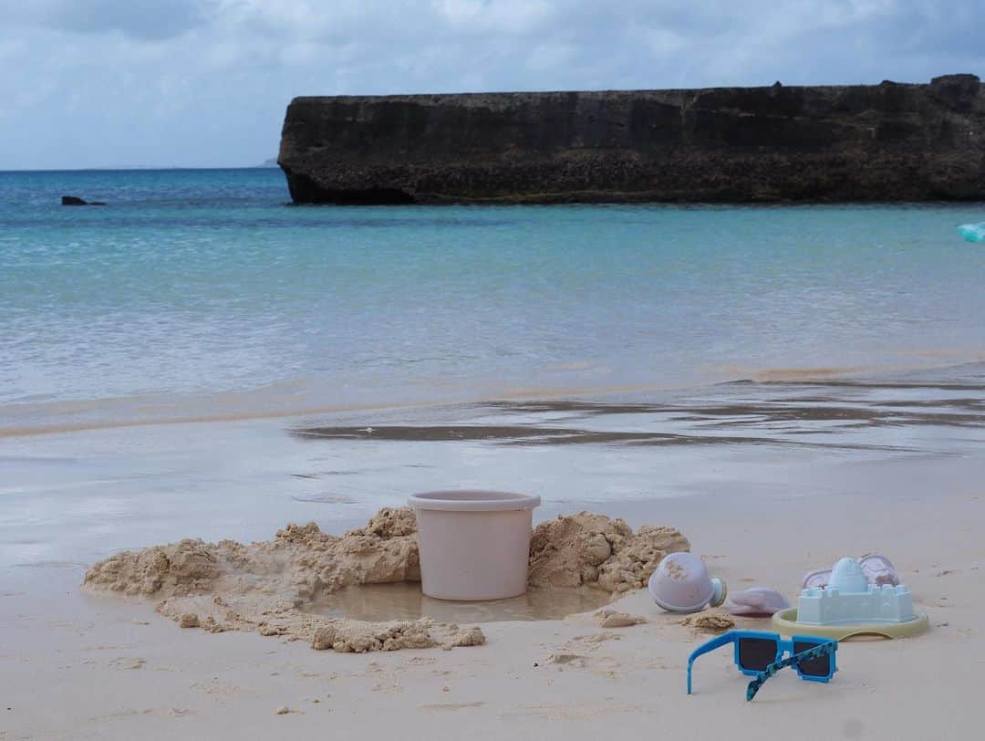 林真唯さんのインスタグラム写真 - (林真唯Instagram)「👯‍♀️🏖  朝から晩までずっとビーチ🐠 子供達がなかなか出てきてくれなくて、、 でも水分補給しないといけないから ビーチまで持ってたりしなきゃいけない程 海が大好きで楽しんでくれて良かった〜♡ ゆきとしかできない旅行ができて最高すぎた💕💕 #summervacation #okinawatrip #miyakoisland #bfftrip #nofilter」8月23日 14時23分 - mysocaldays