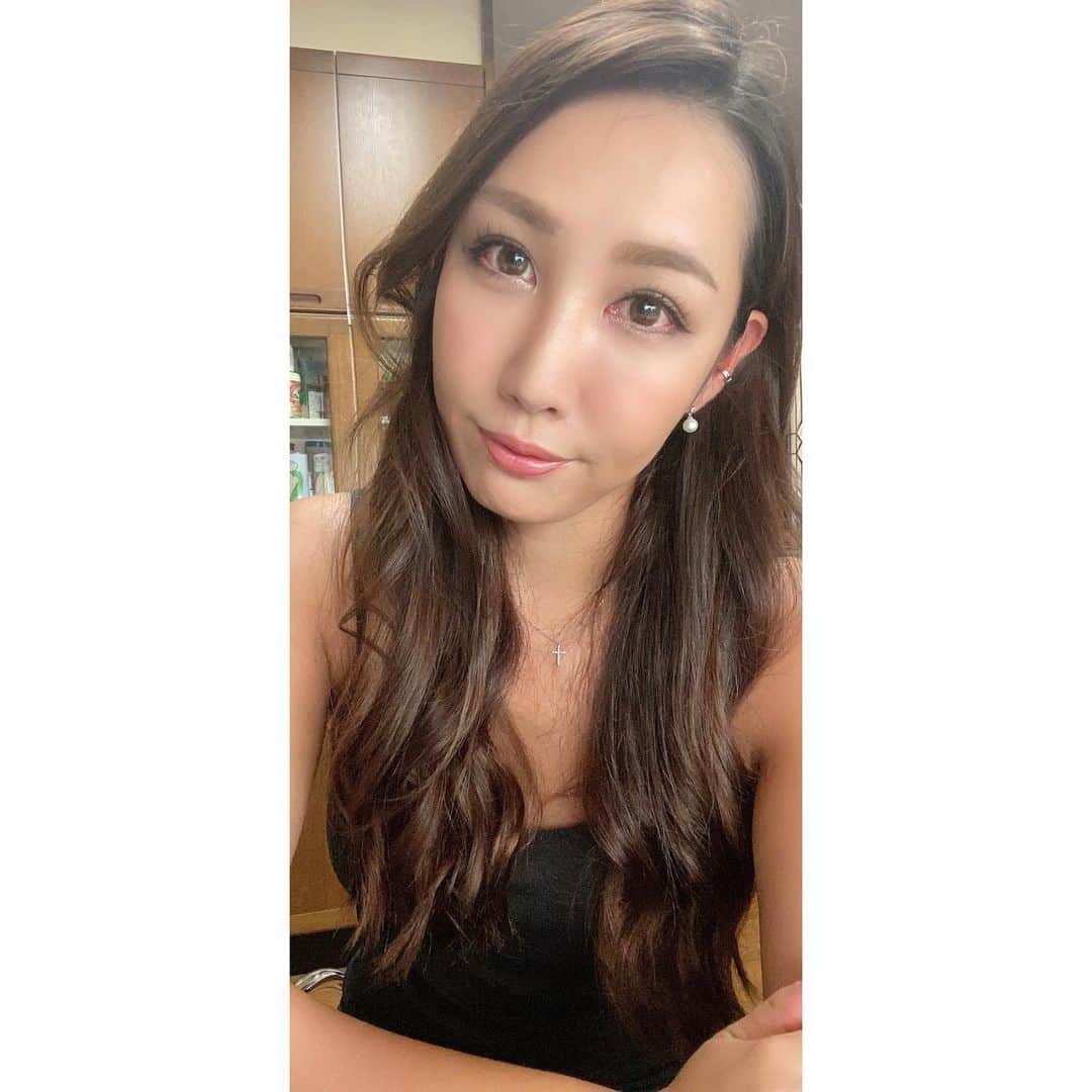 のインスタグラム：「おはようございます🌞  一億光年ぶりにメイクした💄笑 記念にセルフィー🤳笑  マツエクも超ナチュラルに しました🥺　慣れない🤣  扁桃腺炎辛かった❤️‍🔥  完全復活💪  やっぱり元気&健康が1番☺️✨  みなさん、1週間がんばりましょー♪  #今日から1週間頑張ろ #おはよう #セルフィー #フラットラッシュ120本  #今日から普通の生活に戻れるか不安 #既に朝から疲れてる #休み明けで鉛のような荷物持って満員電車 #電車乗る前から辛い」