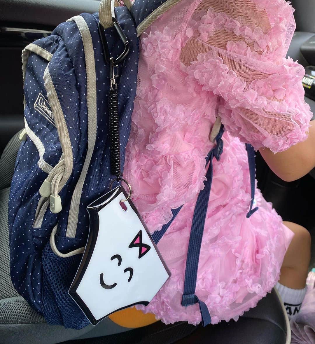栗原友さんのインスタグラム写真 - (栗原友Instagram)「今日、どうしてもドレス着て学童行きたいときかないので、親としてもギョッとするようなフリフリドレスで出かけていきました。お出かけ用に買ったのに、絶対汚して帰ってくる…😭 そして定期入れを新調。パンティかわいい❤️ #vans #vansjapan #skategirl」8月23日 9時23分 - kuri__tomo
