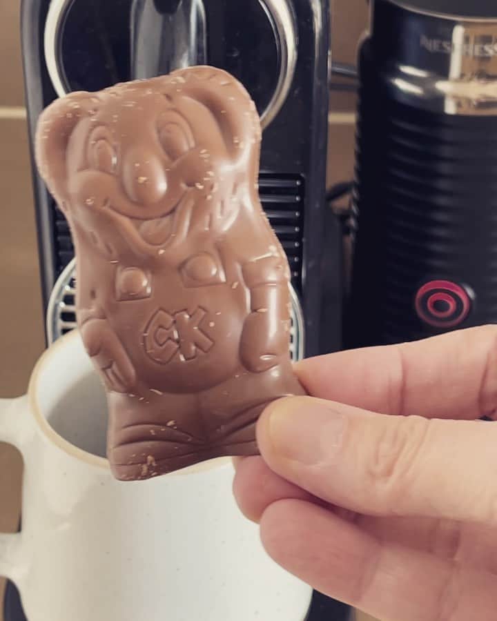 サマンサウィルスのインスタグラム：「Alright. As requested: 🤎🐨☕️….I feel this is our best one yet!! (Wait til the end!) Ive also left the sound on for anyone who likes milk whizzing, coffee brewing + chocolate plopping ASMR x」